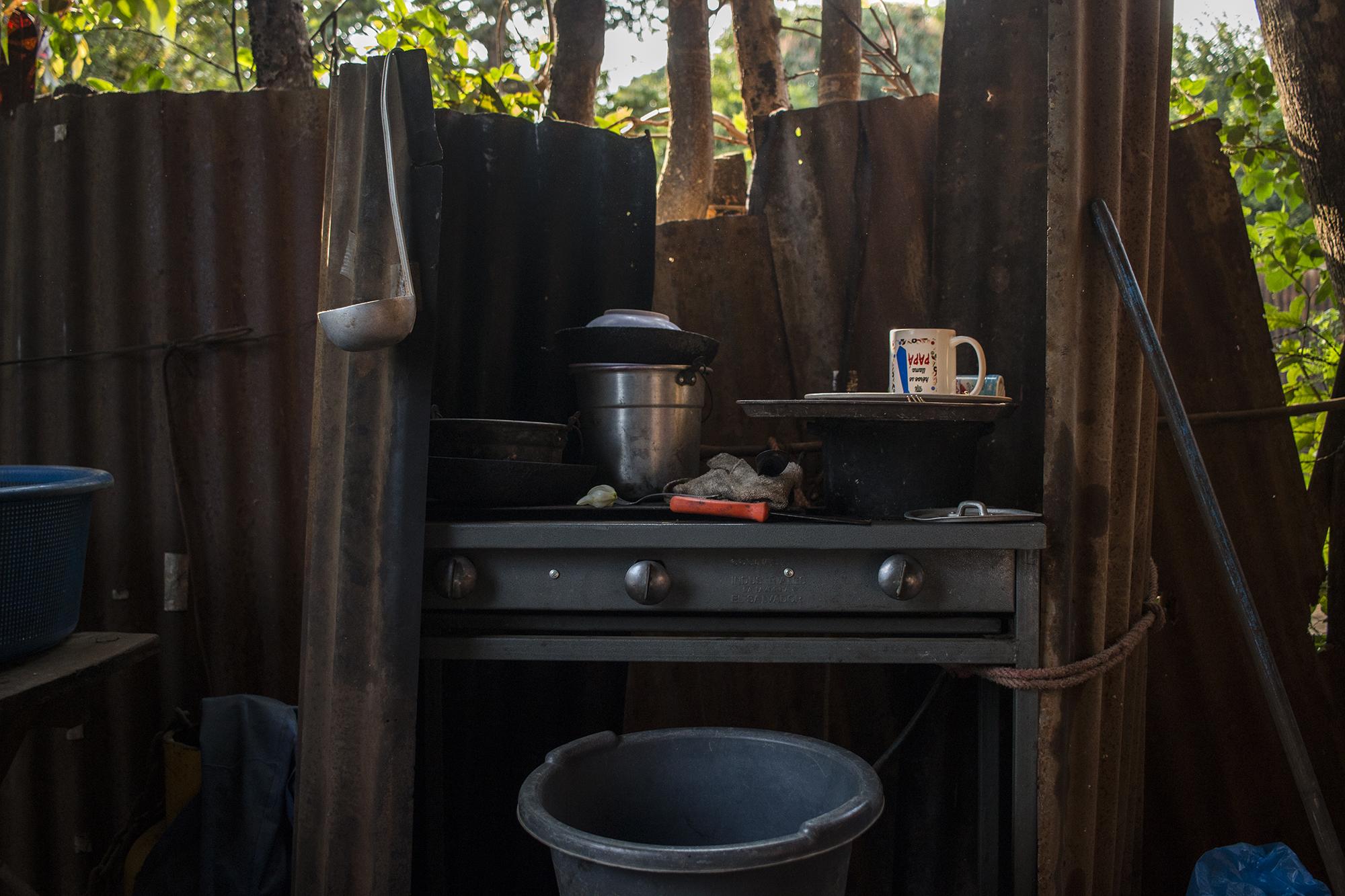 Imagen de la cocina con la que Fátima del Rosario Pérez Tesorero cocinaba las pupusas que vendía. Ella está acusada de tráfico de personas por la Fiscalía salvadoreña. Guarda prisión a la espera del juicio en su contra. Foto de El Faro: Víctor Peña. 