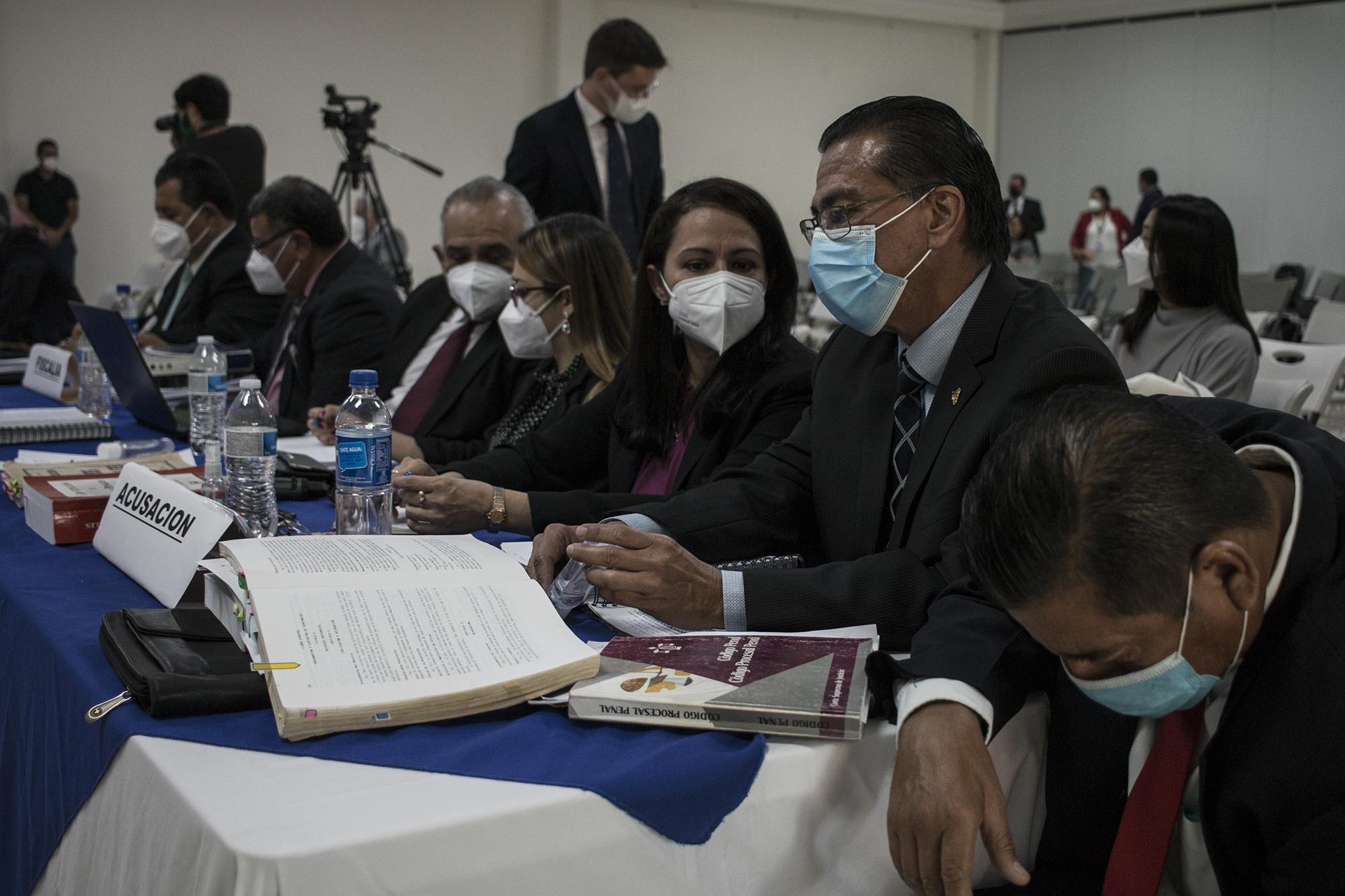 Querellantes del juicio sobre la masacre de El Mozote y lugares aledaños, discuten previo a la declaración de la perito estadounidense, Terry Karl. Foto de El Faro: Víctor Peña. 