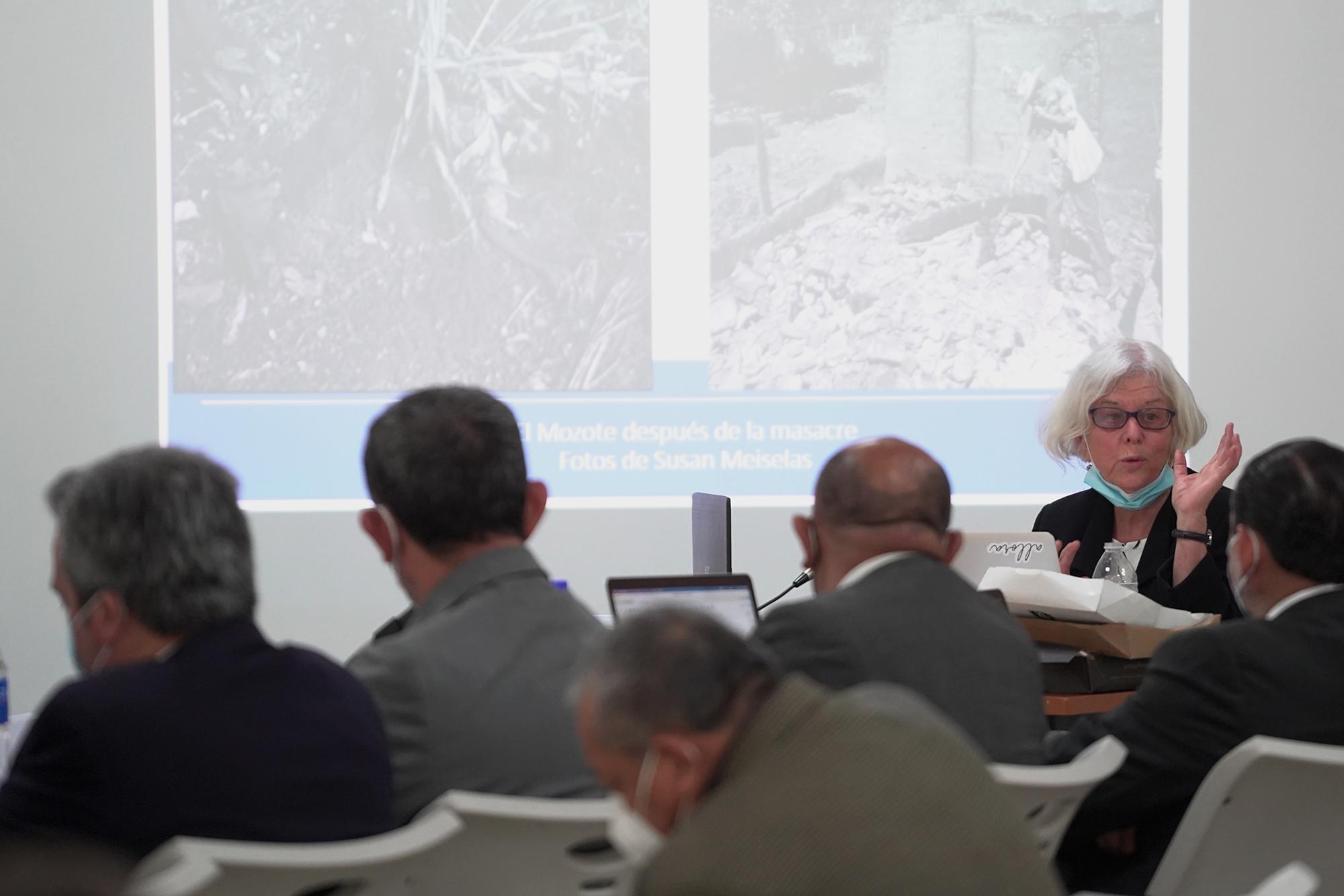 Terry Karl, experta estadounidense, declara durante su primer día de peritaje en el juicio sobre la masacre de El Mozote y lugares aledaños. Foto de El Faro: Víctor Peña. 