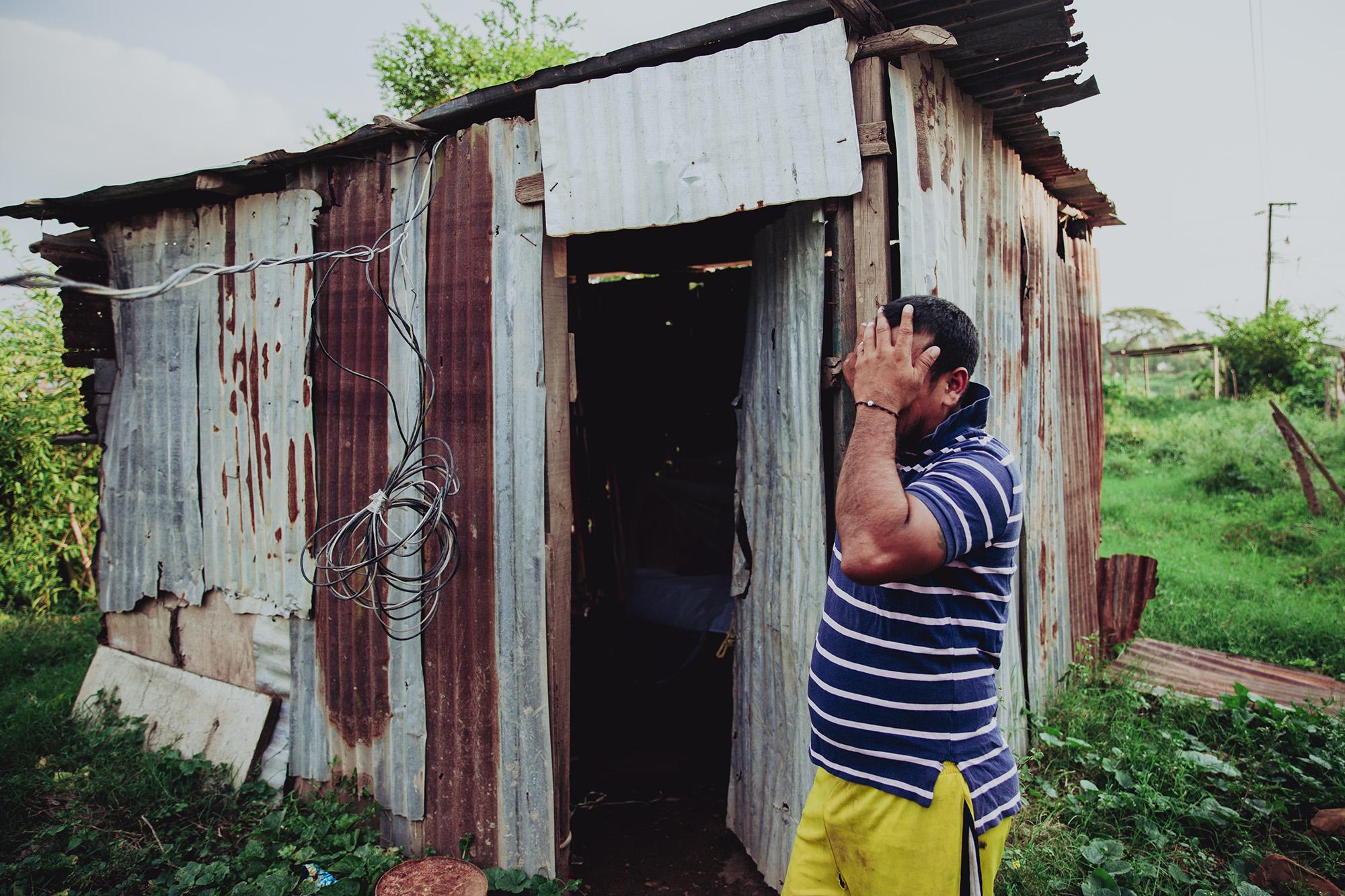 En enero del 2021, Edwin García, de 33 años, se unió a la caravana migrante que partió de San Pedro Sula con rumbo a Guatemala, todos dispuestos a llegar a Estados Unidos. Edwin recuerda que en su paso por Vado Hondo, Chiquimula, se enfrentaron a las fuerzas policiales de Guatemala: 