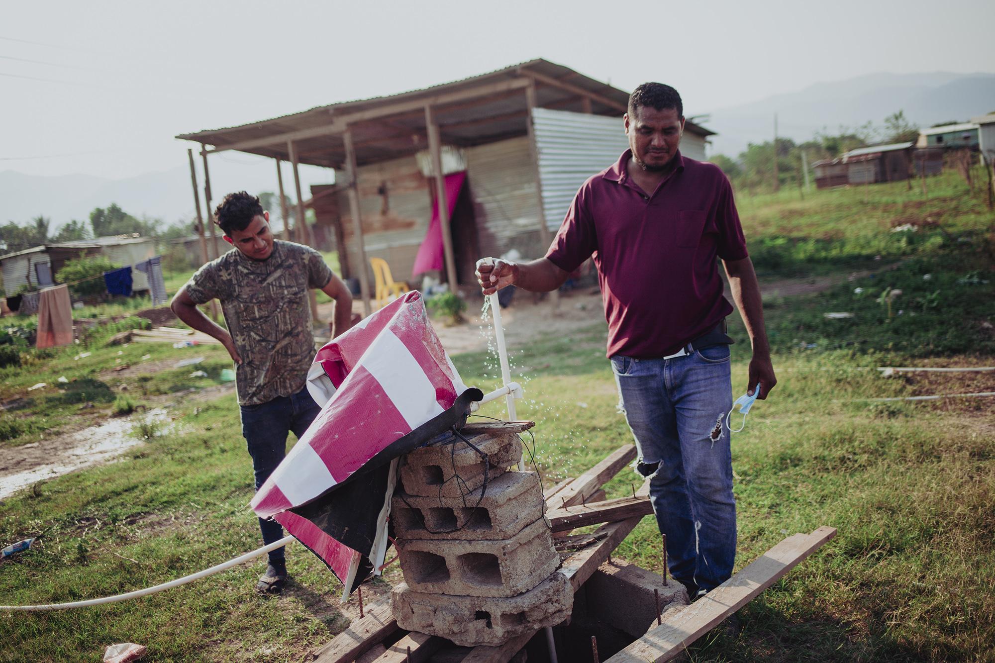 En la comunidad Nueva Esperanza 2 no hay conexión de agua potable para las familias del lugar. En la comunidad hay dos pozos, uno de ellos pertenece a la familia de Javier Lindo, de 39 años de edad (de camisa morada). Él es de los pocos en que tiene trabajo en la comunidad. El pozo tiene una profundidad de 20 metros y de allí abastece a algunas familias que viven cerca de su casa.