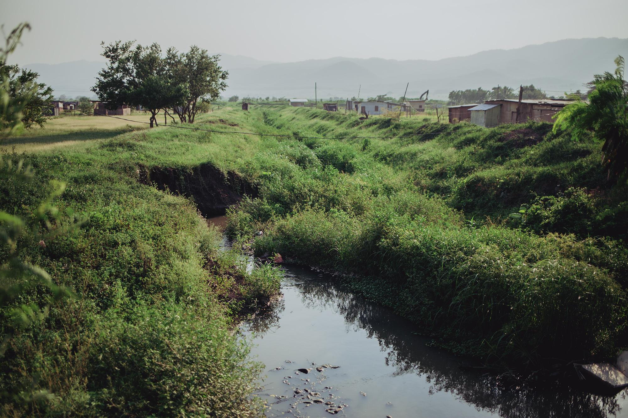 La comunidad es atravesada por dos canales donde son vertidas las aguas negras de vecindarios del municipio de Villanueva. Los habitantes de la Nueva Esperanza 2 relatan que fue por los tubos que conectan a los canales donde salió una cantidad de agua que nunca había pasado por allí y que en cuestión de minutos inundó el terreno. El agua provenía del río Ulúa, que había colapsado debido a las tormentas causadas por Iota.