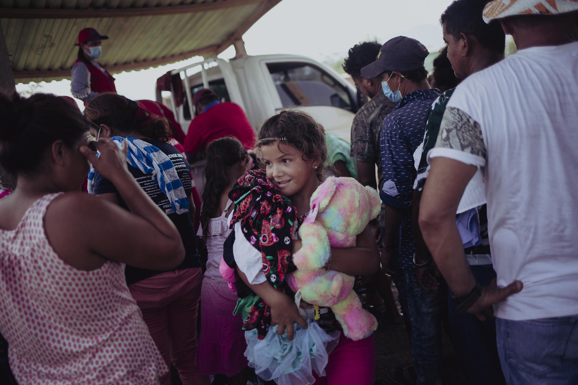 Durante el 2020, el 40 % de los niños y jóvenes de Honduras abandonaron sus estudios. Según Foro Social de la Deuda Externa y Desarrollo de Honduras, entre las causas principales están la pandemia de la Covid-19 y los huracanes Eta Y Iota, que destruyeron la infraestructura de las escuelas. En un sondeo en la comunidad Nueva Esperanza 2, de Villanueva, resultó que la mayoría de niños no asiste a clases virtuales por la falta de ingresos en sus familias. Es decir que han perdido el año 2020 de clases y probablemente pierdan el 2021.