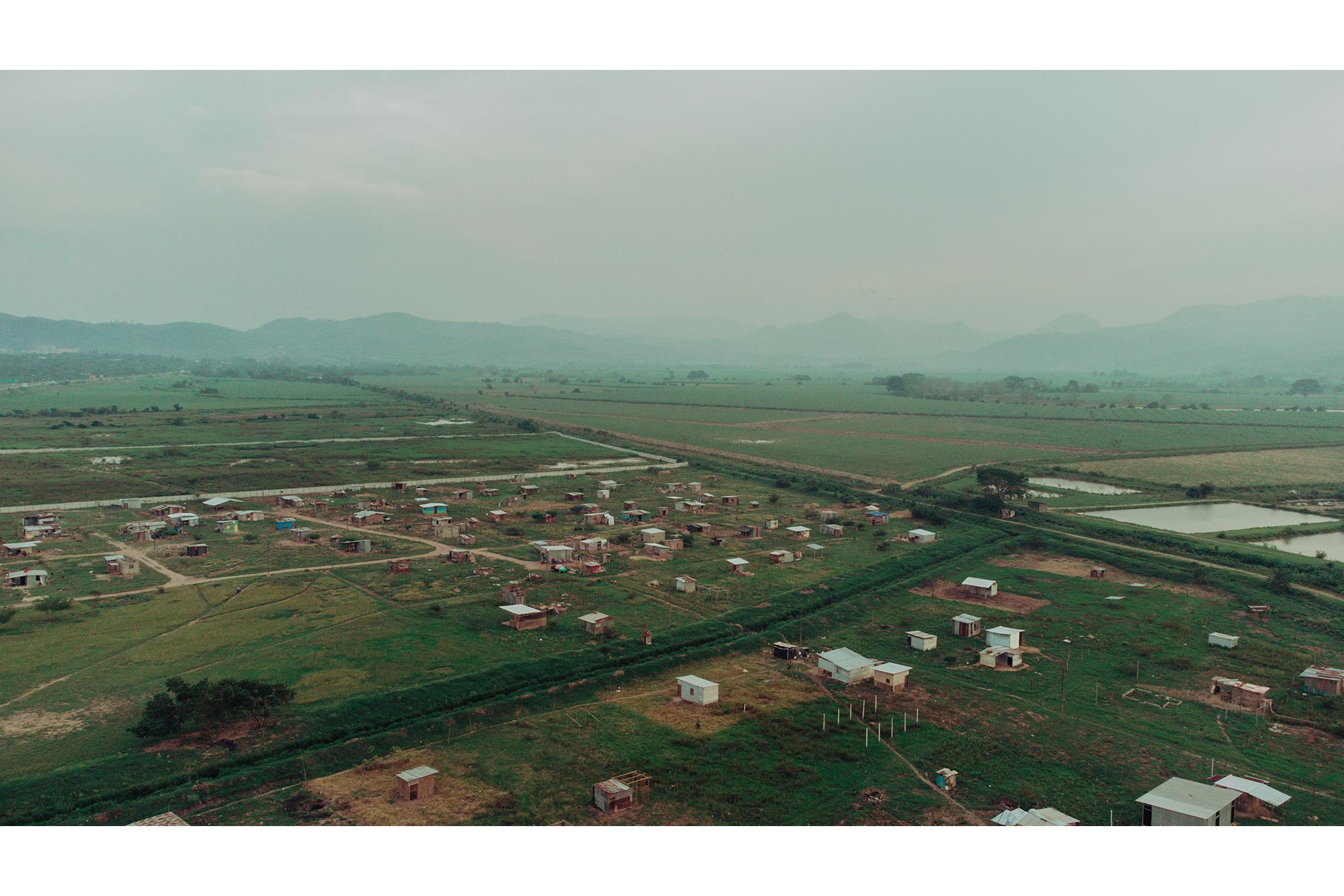 La comunidad Nueva Esperanza 2, ubicada en el valle de Sula, se está repoblando poco a poco. Las familias que huyeron del agua ahora regresan porque es el único lugar que tienen para vivir. Reconstruyen las casas con lo que pueden y algunos solo esperan pasar un tiempo en el lugar y luego emprender un nuevo viaje hacia Estados Unidos.
