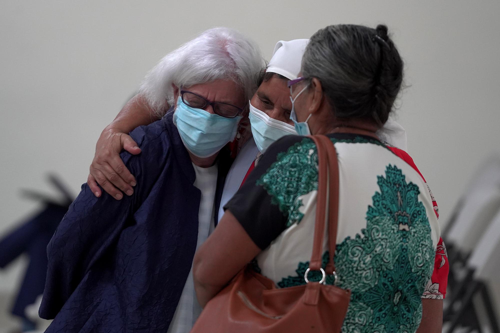 Al final de su declaración, Terry Karl recibió agradecimientos de Pantaleona López y Rosario López, ambas sobrevivientes de la masacre en el cantón La Joya, del municipio de Meanguera. Foto de El Faro: Víctor Peña. 