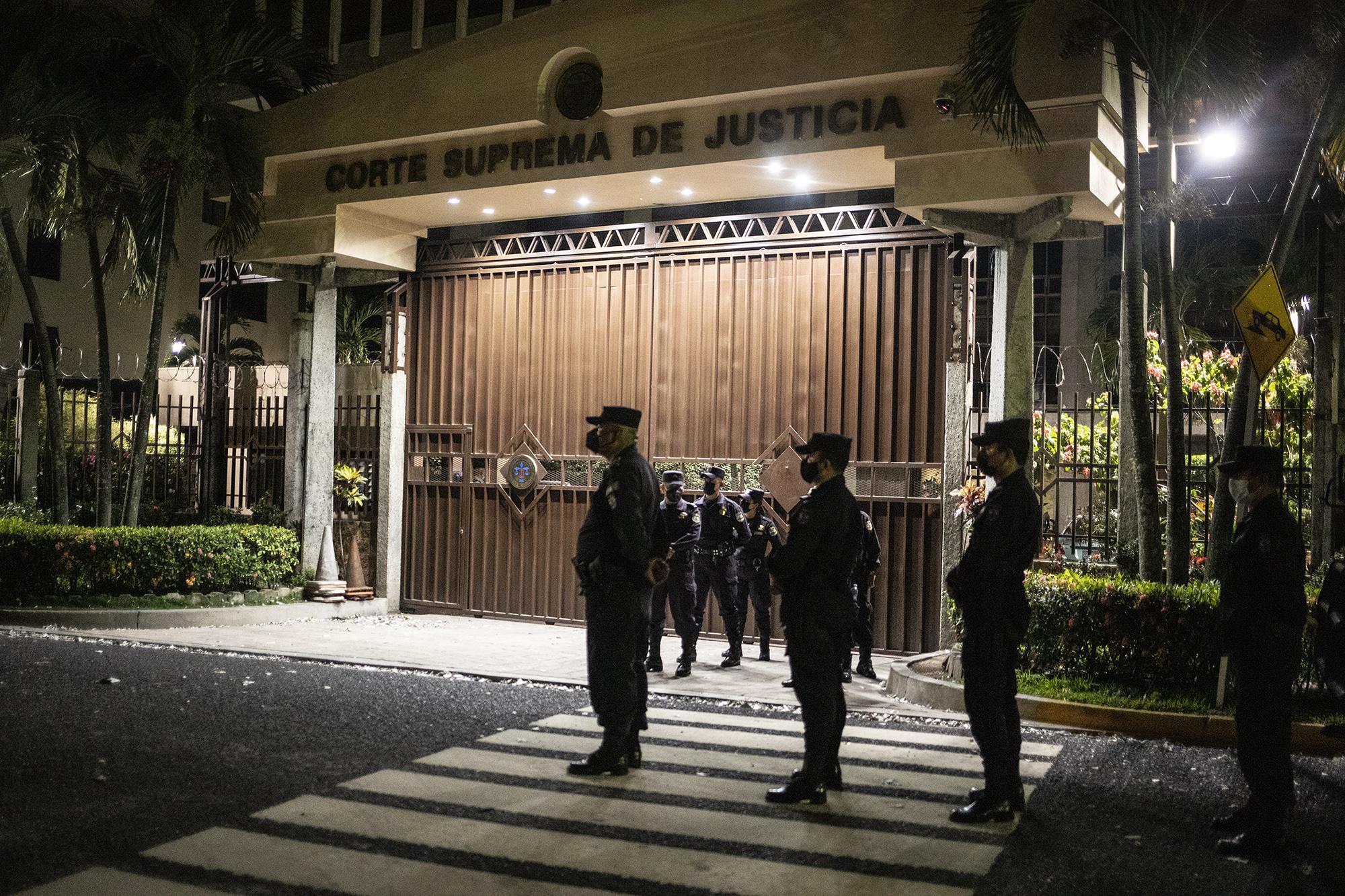 La PNC montó guardia en la entrada de la Corte Suprema de Justicia para aguardar la llegada de los magistrados electos por las bancadas de Nuevas Ideas y sus aliados. Foto de El Faro: Carlos Barrera