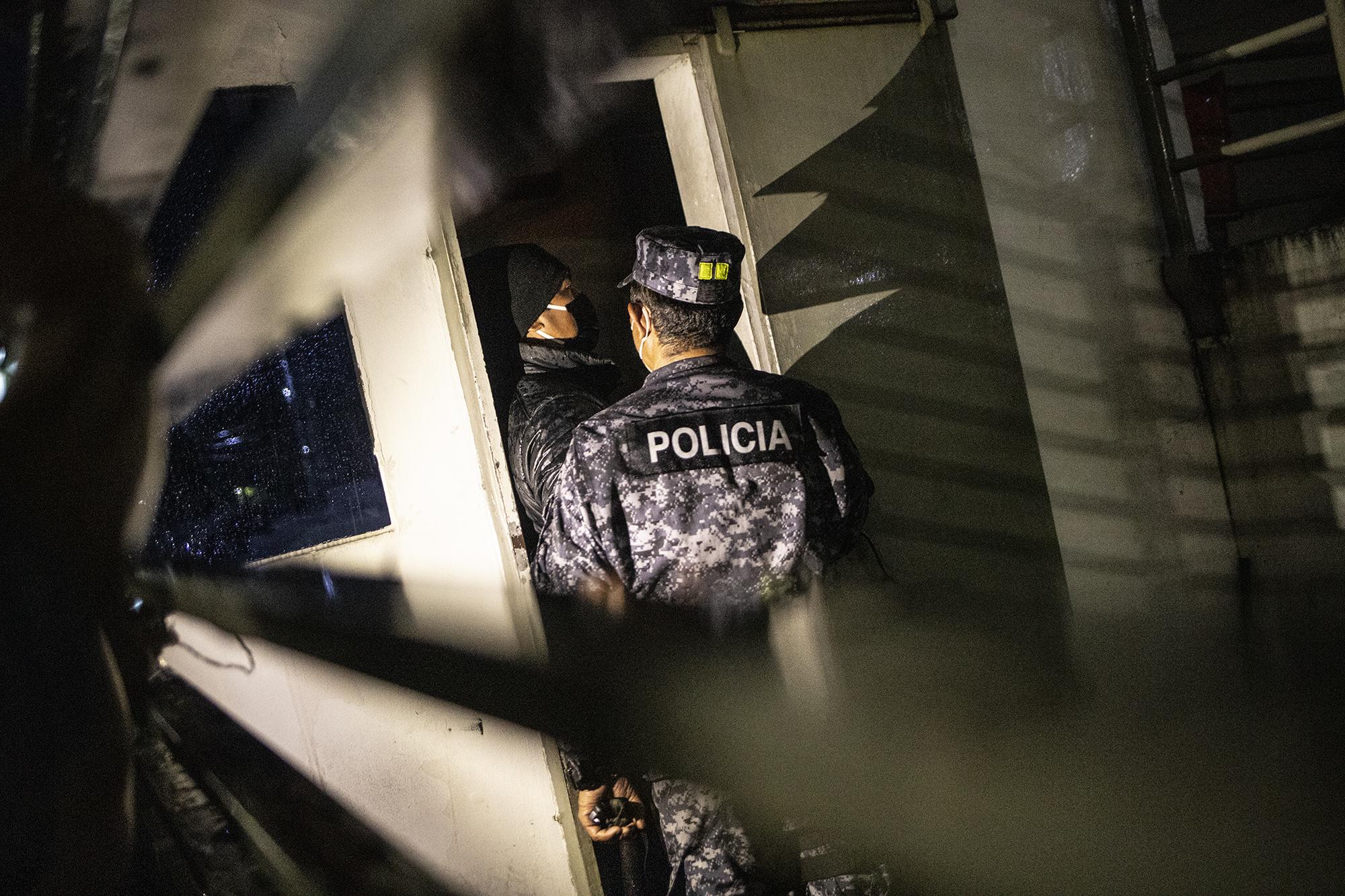 En horas de la madrugada de este domingo 2 de mayo, un agente de la PNC interpela a un vigilante de la Fiscalía: 