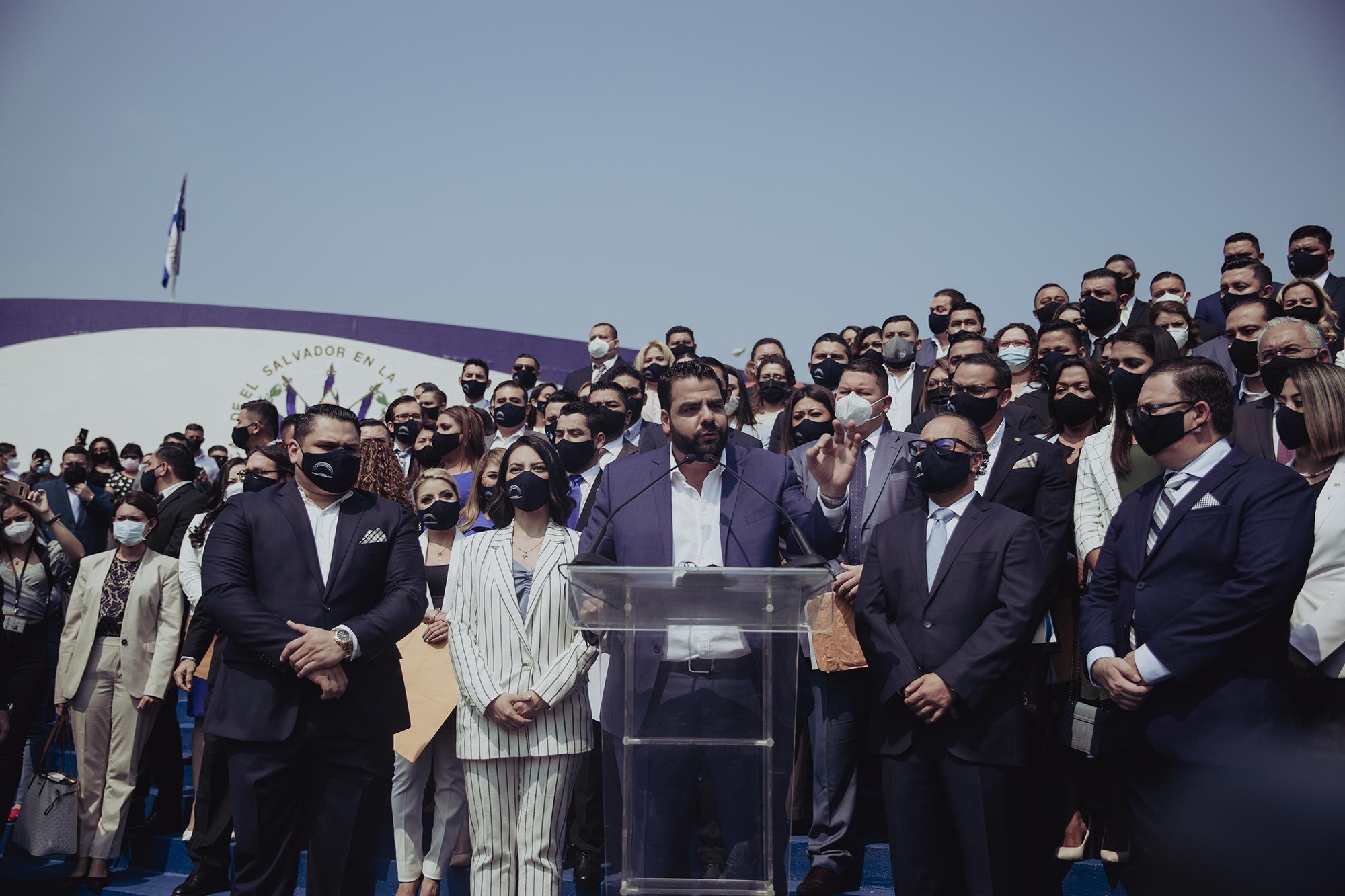 Nayib Bukele’s cousin and president of Nuevas Ideas, Xavier Zablah Bukele, joined deputies from his party at the swearing-in of the new Assembly and spoke just before the start of the first plenary session. Photo: Carlos Barrera/El Faro