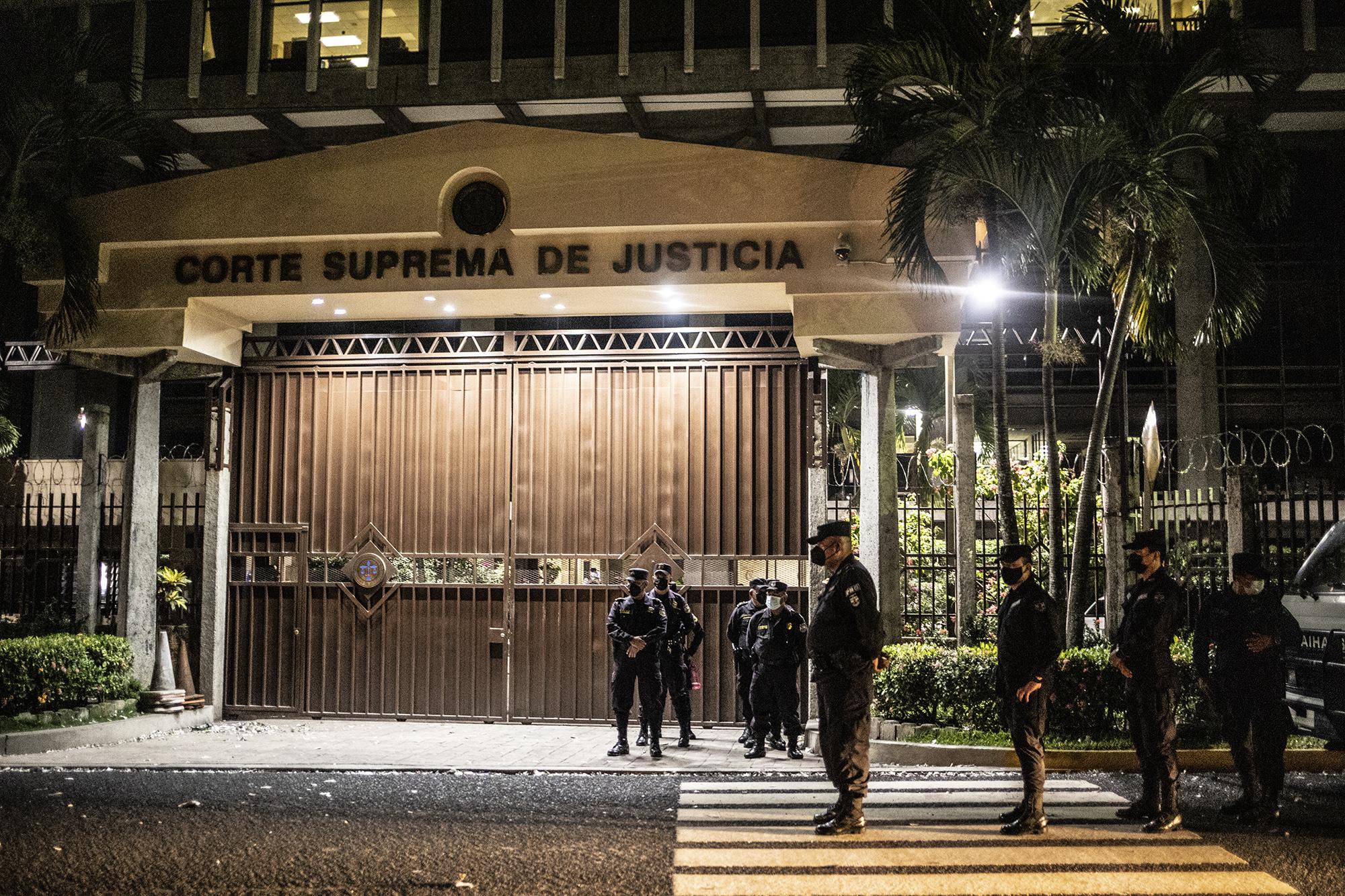 El sábado 1 de mayo de 2021, la PNC custodiaba la entrada sur del edificio de la Corte Suprema mientras en el Salón Azul de la Asamblea Legislativa, los diputados del período 2021-2024 juramentaban a nuevos magistrados de la Sala de lo Constitucional. Foto de El  Faro: Carlos Barrera