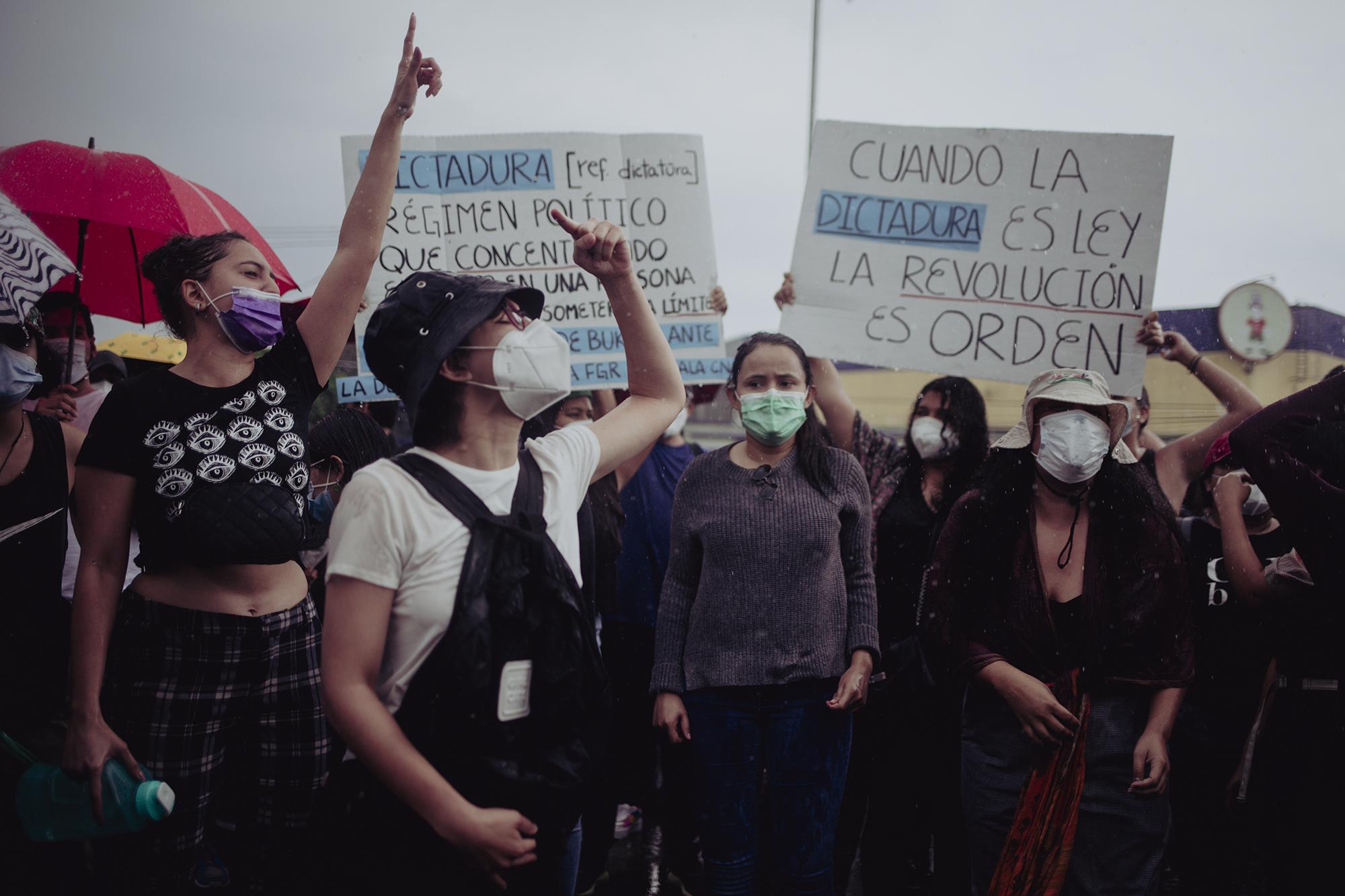 Decenas de personas se concentraron en el monumento a La Constitución de El Salvador para manifestarse luego de que el 1 mayo la Asamblea Legislativa destituyera a los magistrados de la Corte Suprema y al Fiscal General de la República. Foto de El Faro: Carlos Barrera