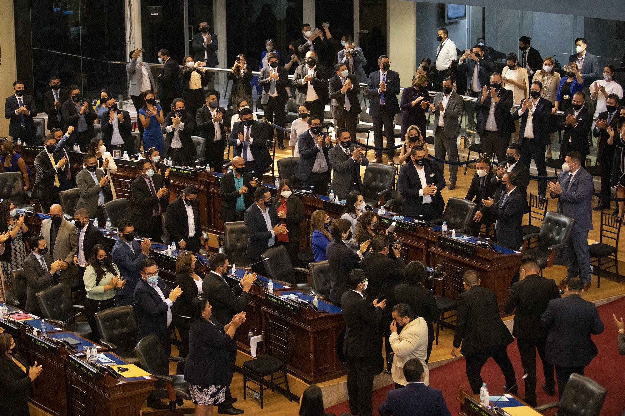 La bancada de Nuevas Ideas  celebra el nombramiento de Ernesto Castro, amigo y socio del presidente Nayib Bukele, como nuevo presidente de la junta directiva de la Asamblea Legislativa en la sesión del 1 de mayo del 2021. Foto de El Faro: Carlos Barrera