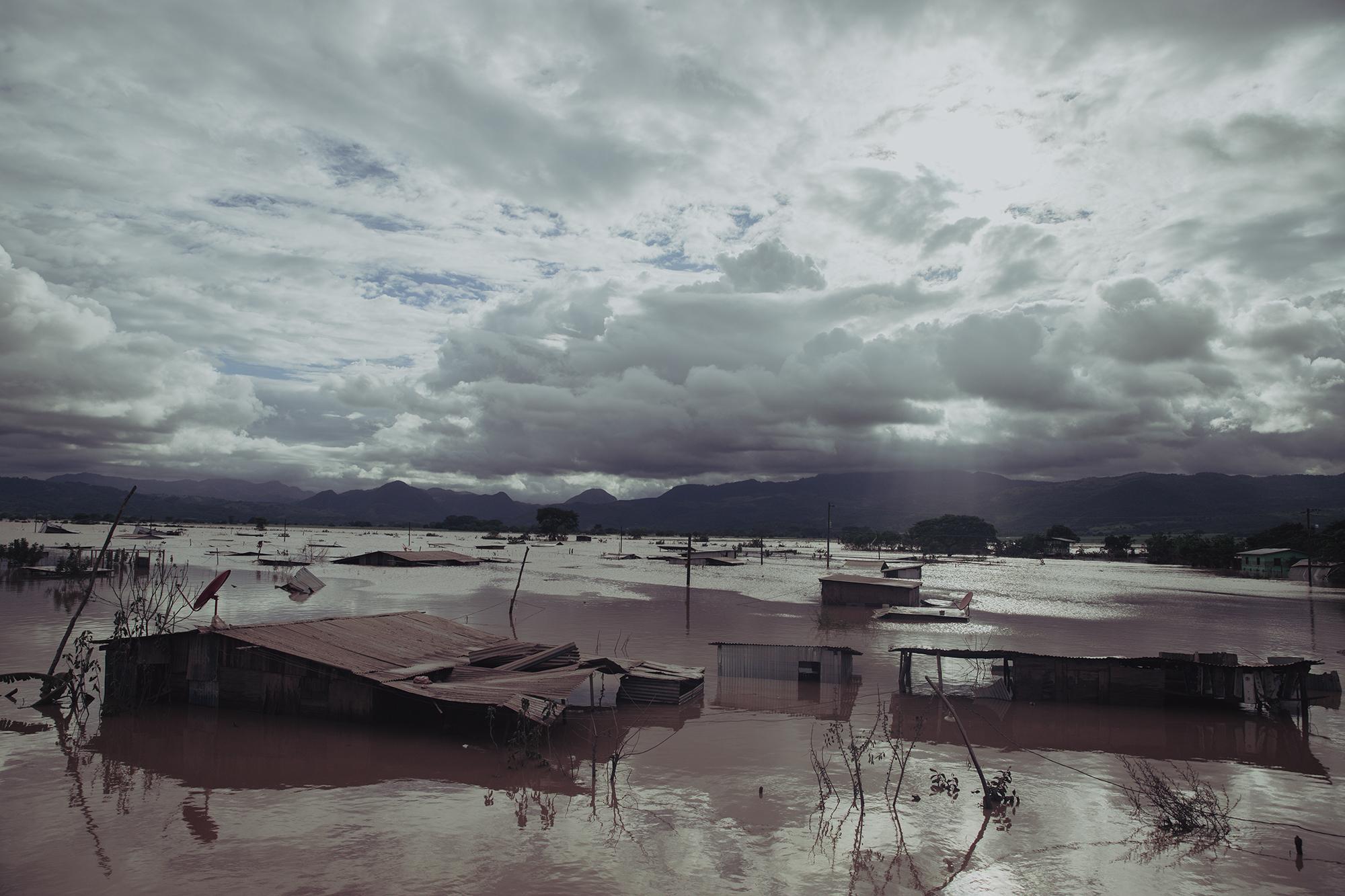 Comunidad Nueva Esperanza después de que las tormentas causadas por Iota provocaran el desbordamiento del río Ulúa en el municipio de Villanueva, Honduras. Un día antes, 18 de noviembre del 2020, las casas estaban totalmente sumergidas en el agua y no eran visibles. Foto de El Faro: Carlos Barrera