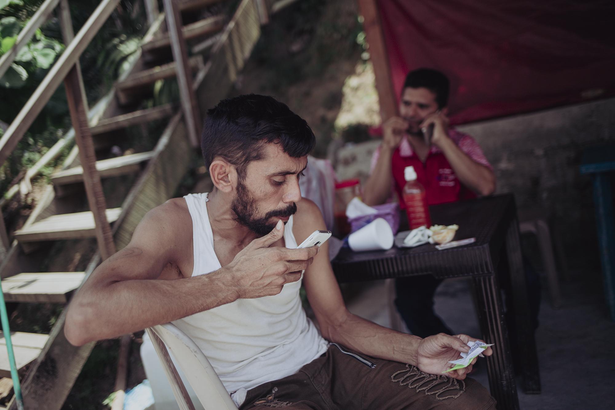 Ucles Bonilla llegó a Honduras deportado de México el 16 de abril del 2020. Al salir del Centro de Atención al Migrante Retornado de Oma hizo algunas llamadas y minutos después inició el viaje para regresar a México. Foto de El Faro: Carlos Barrera