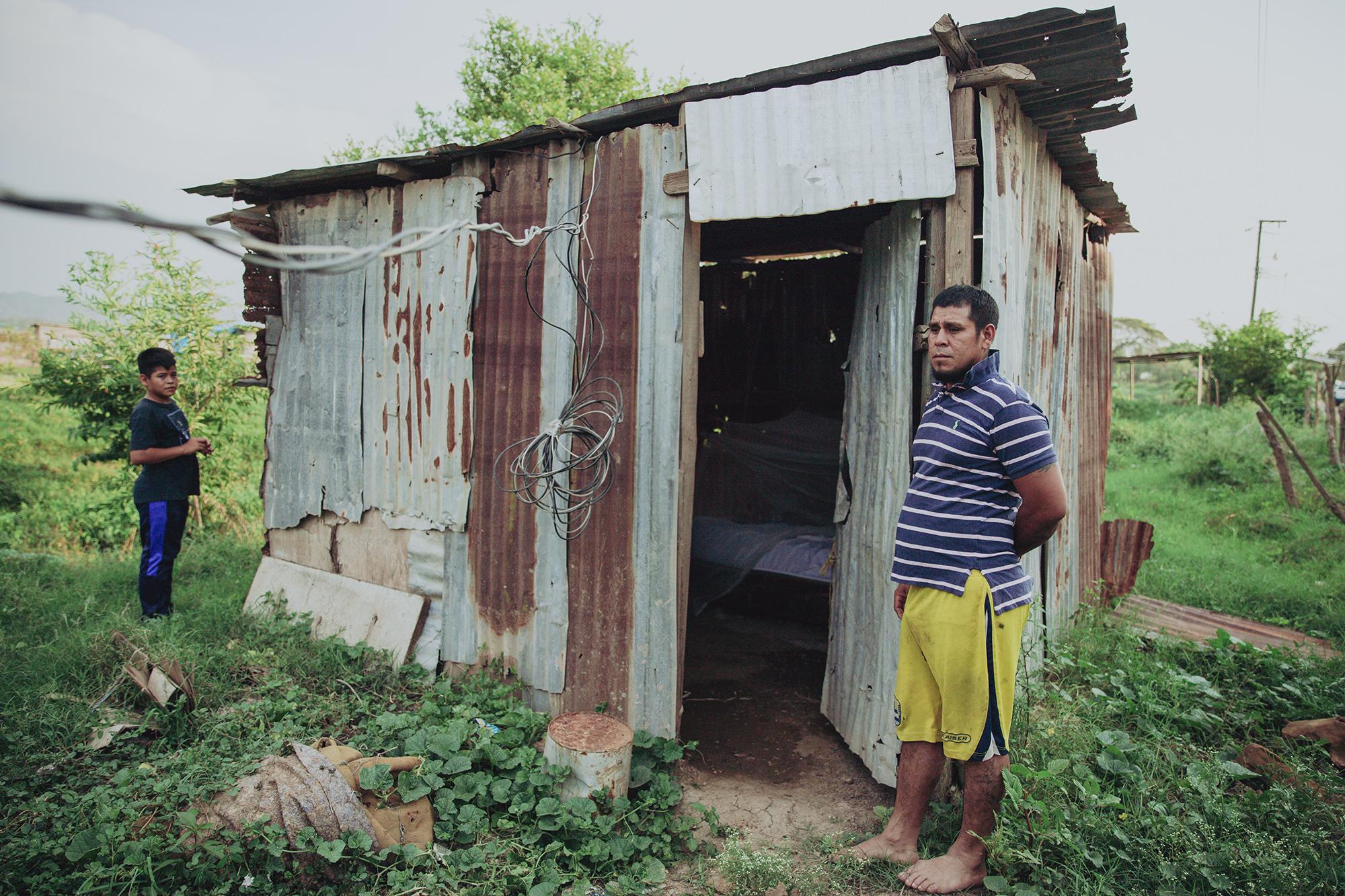 Edwin García de 33 años de edad vive en una pequeña casa de lámina en la comunidad Nueva Esperanza 2. En enero del 2021 cuando se organizó una carvana en San Pedro Sula Edwin decidió emprender el viaje a Estados Unidos, su viaje duró poco ya que fue deportado de Tecún Umán. Foto de El Faro: Carlos Barrera