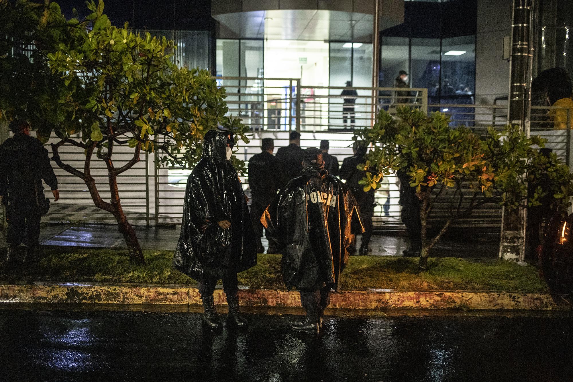 In the early hours of May 2, the National Civil Police mounted an operation at the Attorney General's Office in Santa Elena, Antiguo Cuscatlán to escort the new attorney general illegally elected by the legislature, Rodolfo Delgado, to his office. Photo: Carlos Barrera/El Faro
