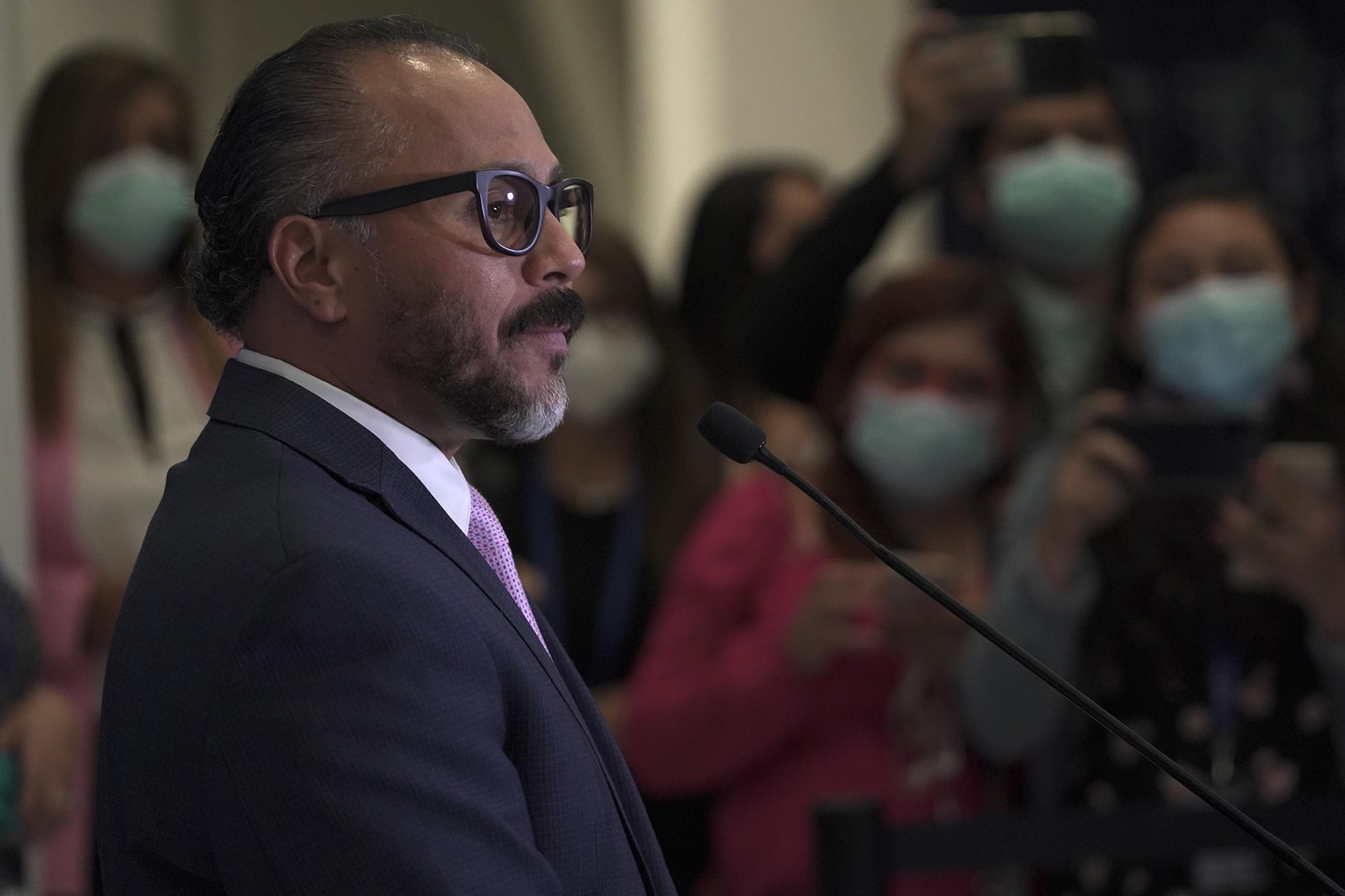 El presidente de la Asamblea Legislativa, Ernesto Castro, de Nuevas Ideas, durante una conferencia de prensa en la Asamblea Legislativa. Foto de El Faro: Víctor Peña. 