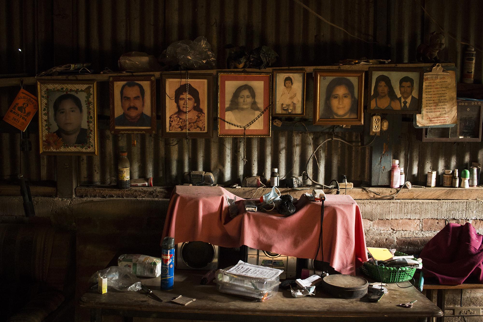 The living room of Fátima Pérez, accused of promoting human trafficking through a migrant caravan, and her grandparents in Santa Catarian Masahuat, Sonsonate. Photo: Víctor Peña/El Faro