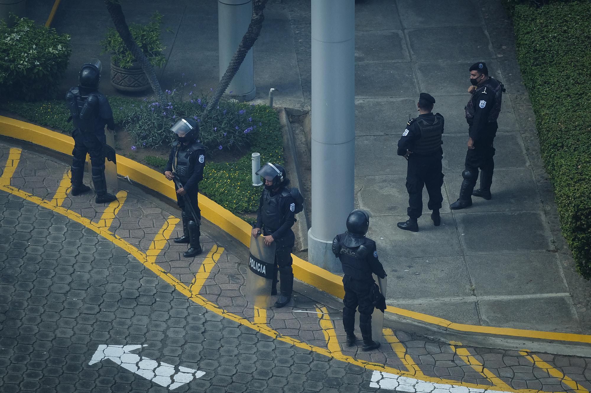 La Policía allanó las instalaciones de los estudios de grabación de Esta Semana y Esta Noche, programas que son dirigidos por Carlos Fernando Chamorro. Foto de El Faro: Carlos Herrera/Divergentes.