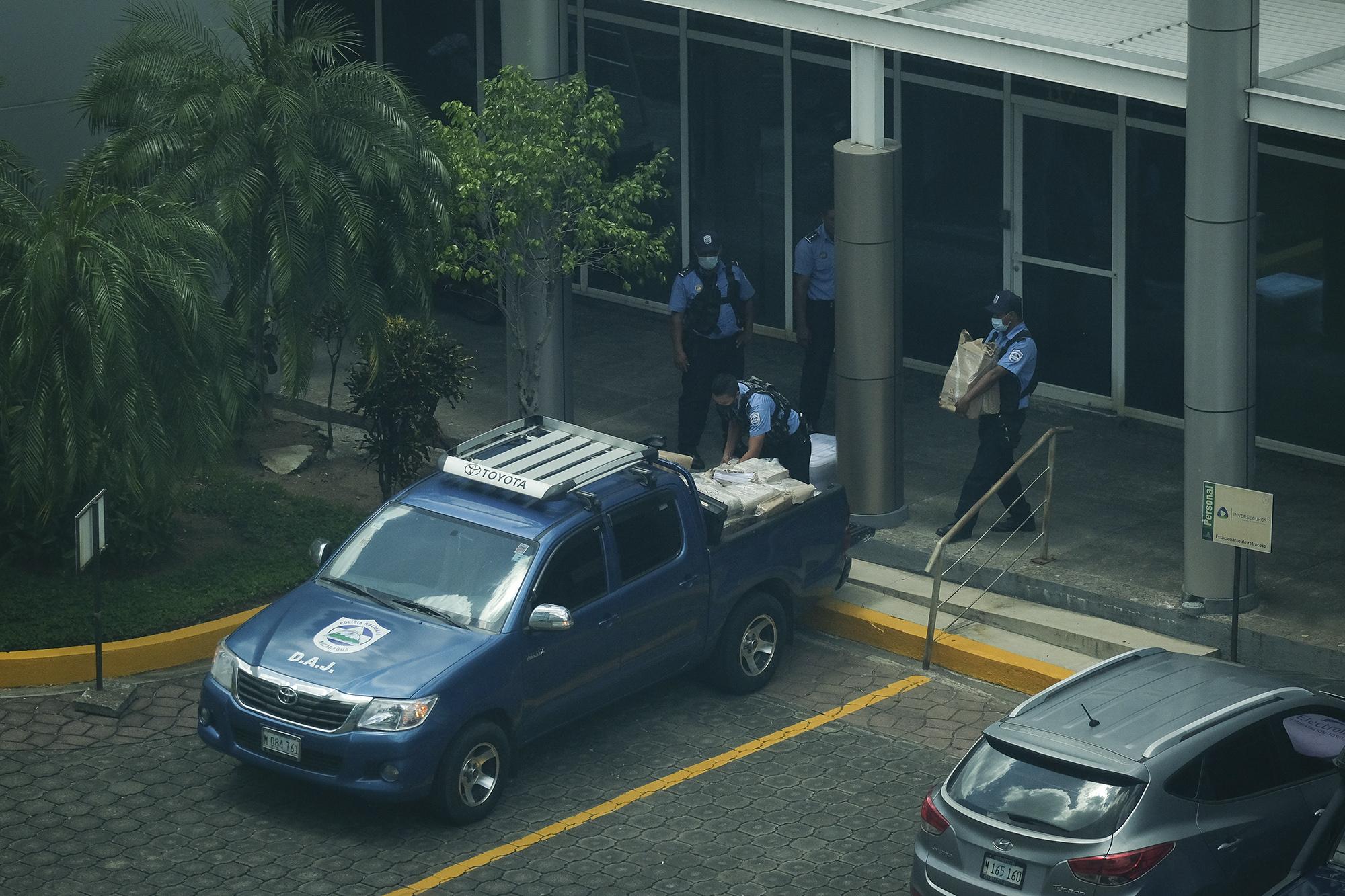 Durante el allanamiento, los miembros de la Policía retiraron cajas y equipo de las instalaciones del estudio de grabación Esta Semana y Esta Noche. Foto de El Faro: Carlos Herrera/Divergentes.