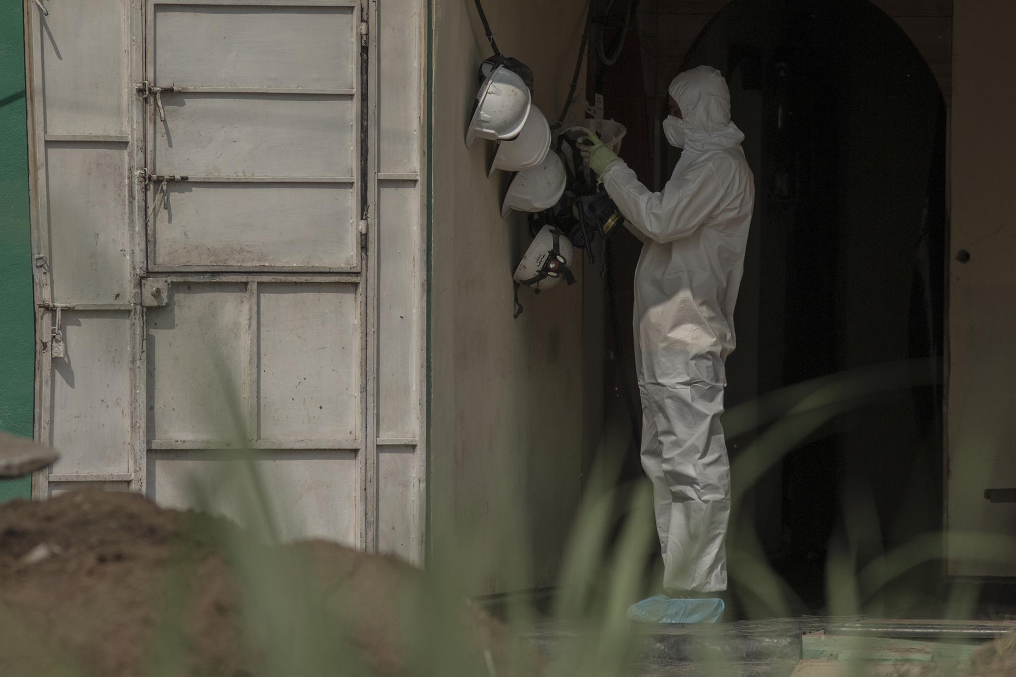 Junto al criminólogo forense, Israel Ticas, en la escena también trabajaron agentes de la PNC y reos de fase de confianza de la Dirección General de Centros Penales. Foto de El Faro: Víctor Peña. 