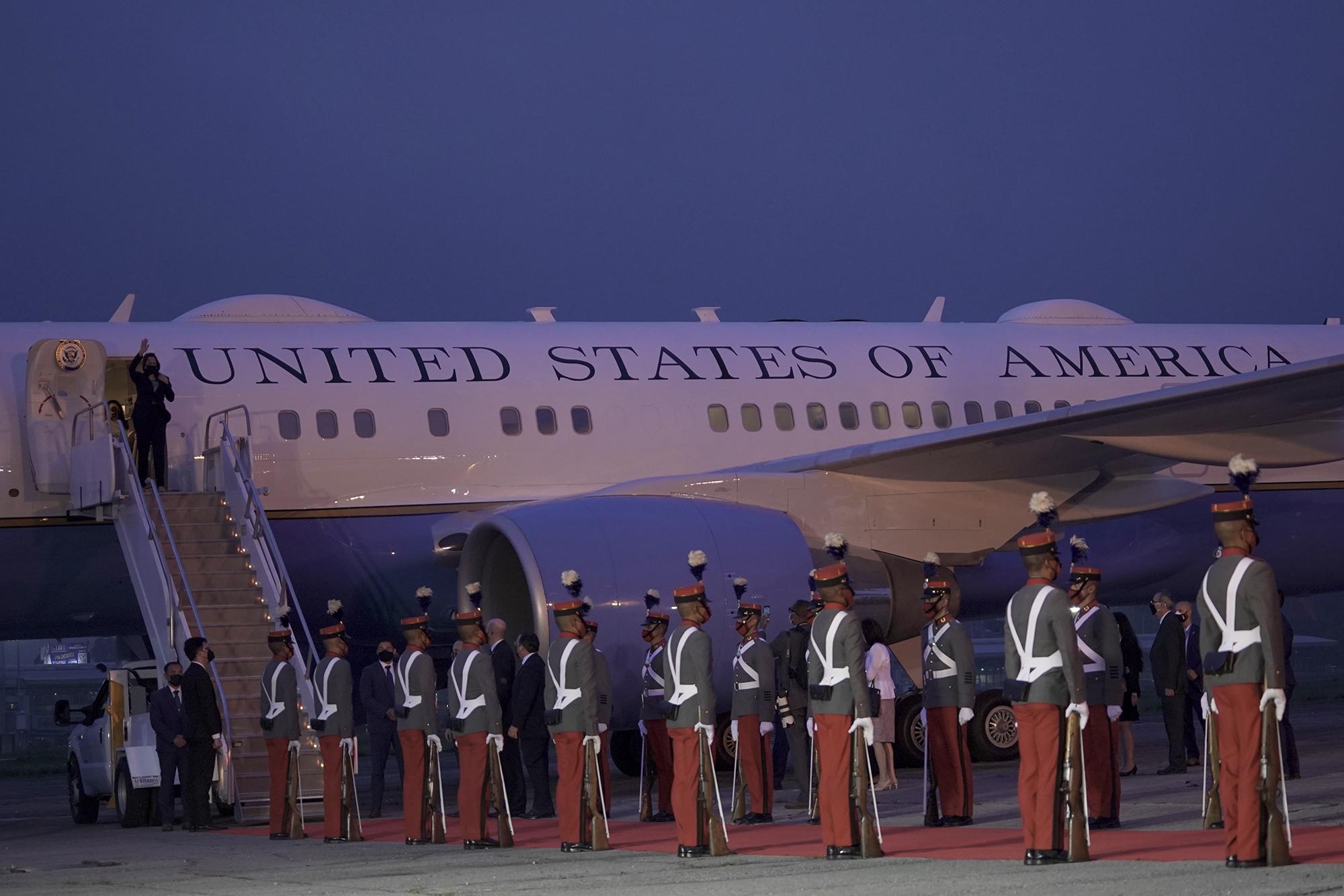 Kamala Harris, vicepresidenta de Estados Unidos, es recibida por las autoridades guatemaltecas, el 6 de junio, en la base de la Fuerza Aérea, en su primer viaje oficial desde que asumió el cargo en enero de 2021. Foto de El Faro: Víctor Peña. 