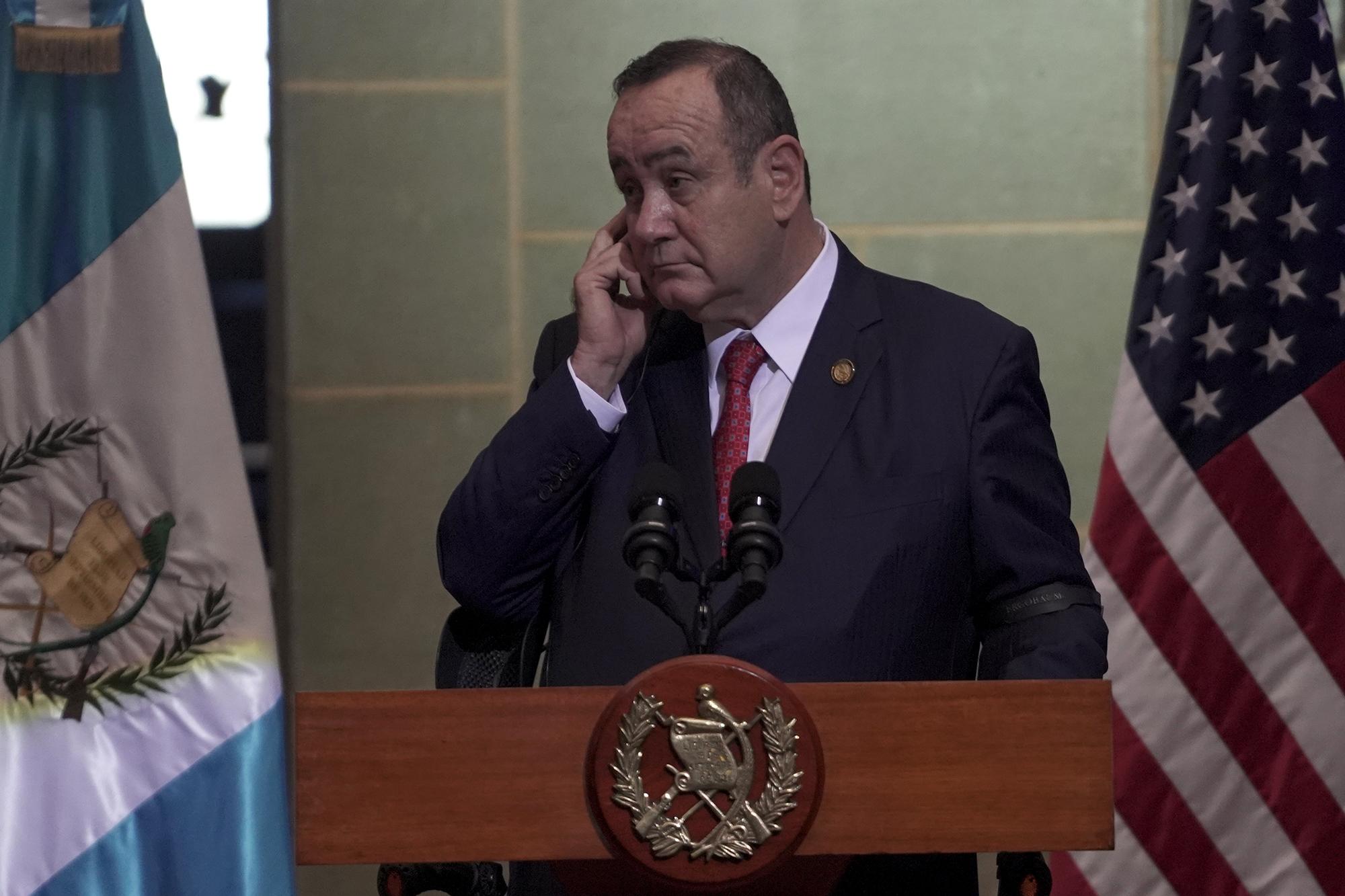 Durante la conferencia de prensa, Alejandro Giammatei, presidente de Guatemala, intenta evadir  la pregunta de un periodista, cuando este le aseguró que muchos guatemaltecos lo acusan de ser parte de la corrupción que ahora tiene lugar en su país. Foto de El Faro: Víctor Peña.