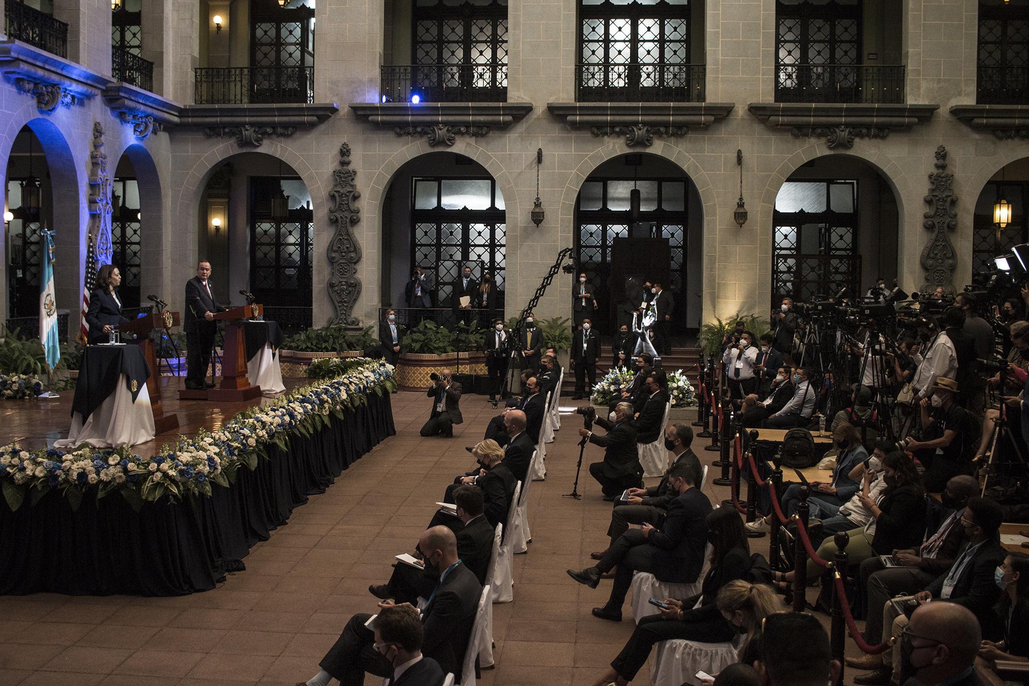 El primer viaje oficial de la vicpresidenta de Estados Unidos, Kamala Harris, se realizó durante dos días, en los que tuvo un encuentro con el presidente Alejandro Giammattei y representantes de la sociedad civil guatemalteca. Foto de El Faro: Víctor Peña. 