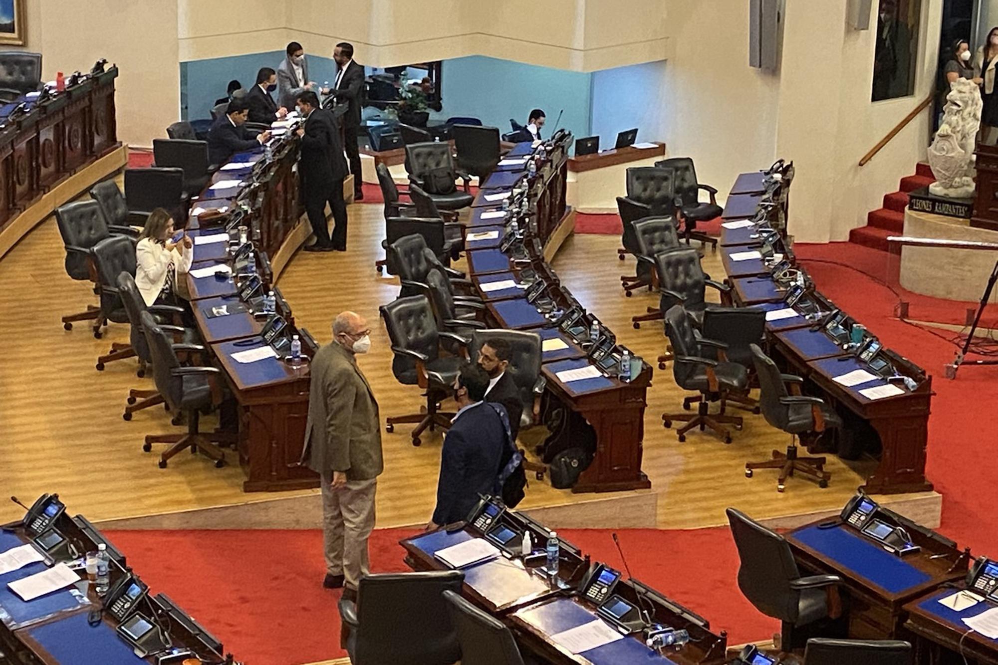 El diputado de Arena, Rodrigo Ávila (izquierda) conversa con los diputados Jorge Castro y William Soriano, de Nuevas Ideas, tras la reunión de la Comisión Financiera que aprobó la Ley Bitcoin. Foto de El Faro: Nelson Rauda. 