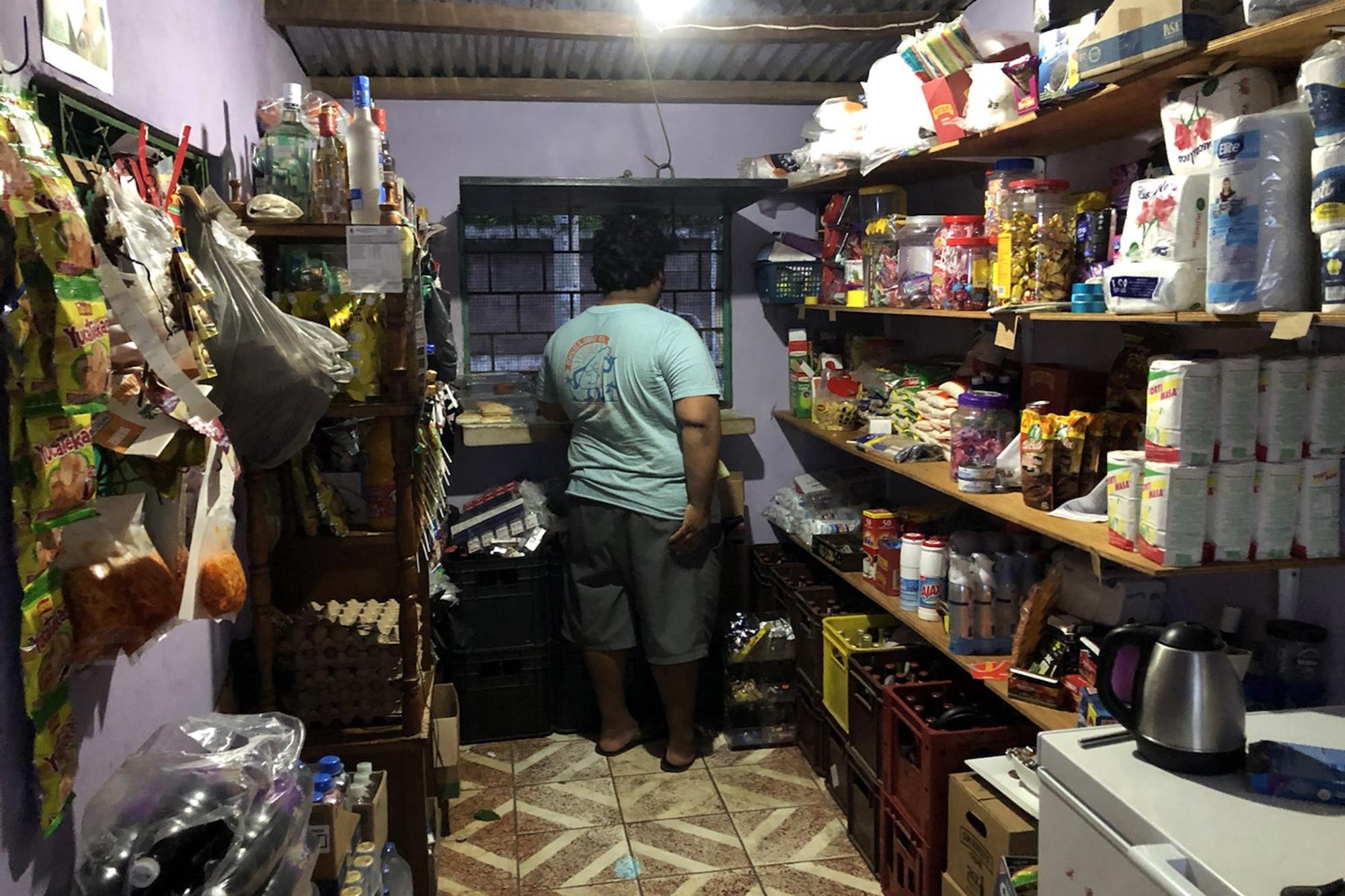 Manolo Palma regenta uno de los 31 comercios que aceptan bitcóin en el cantón El Zonte. Manolo es un fiel creyente en la criptomoneda. Con las ganancias que la criptomoneda la produjo, compró dos congeladores. Foto de El Faro: Carlos Martínez. 