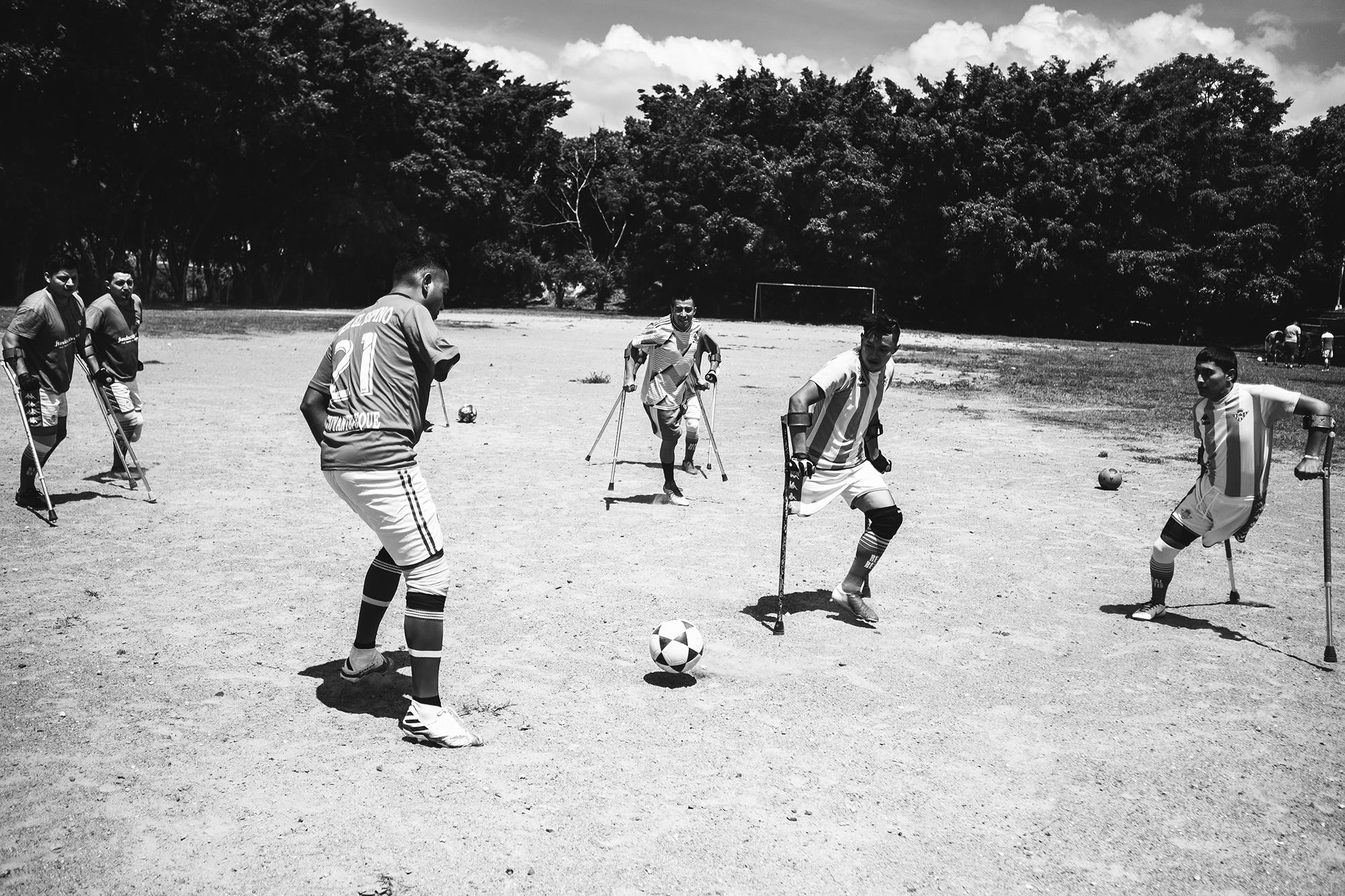 Cada domingo, los integrantes del equipo se reúnen para entrenar en San Salvador. Los jugadores viajan desde departamentos como Ahuachapán, Cuscatlán, Santa Ana, San Vicente y Sonsonate. Invierten todo un día en su rehabilitación, para tratar de llevar una vida más normal, como algunos de ellos dicen.