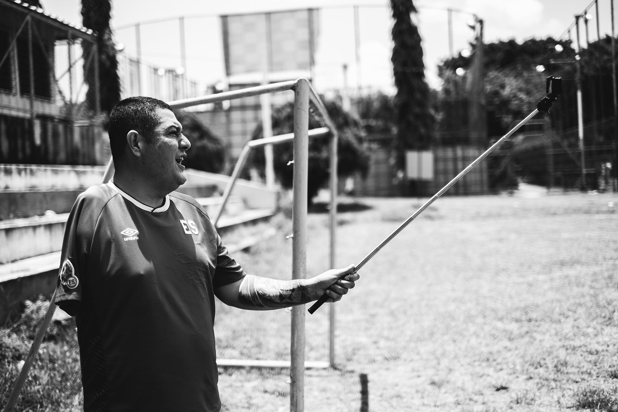 En el equipo, Eduardo hace de todo, es entrenador, director, hace los videos y las fotografías para las redes sociales y consigue los contactos para poder tener indumentaria. Gracias a ello, reciben capacitaciones del Real Betis de España, quienes también han hecho donativos de uniformes deportivos. Actualmente, Eduardo está en pláticas con el Benfica de Portugal para poder conseguir patrocinio para el equipo. También consiguió que el Instituto Nacional de los Deportes los reconozca e inscriba como Asociación Bética Salvadoreña del Deporte Adaptado e Inclusivo.