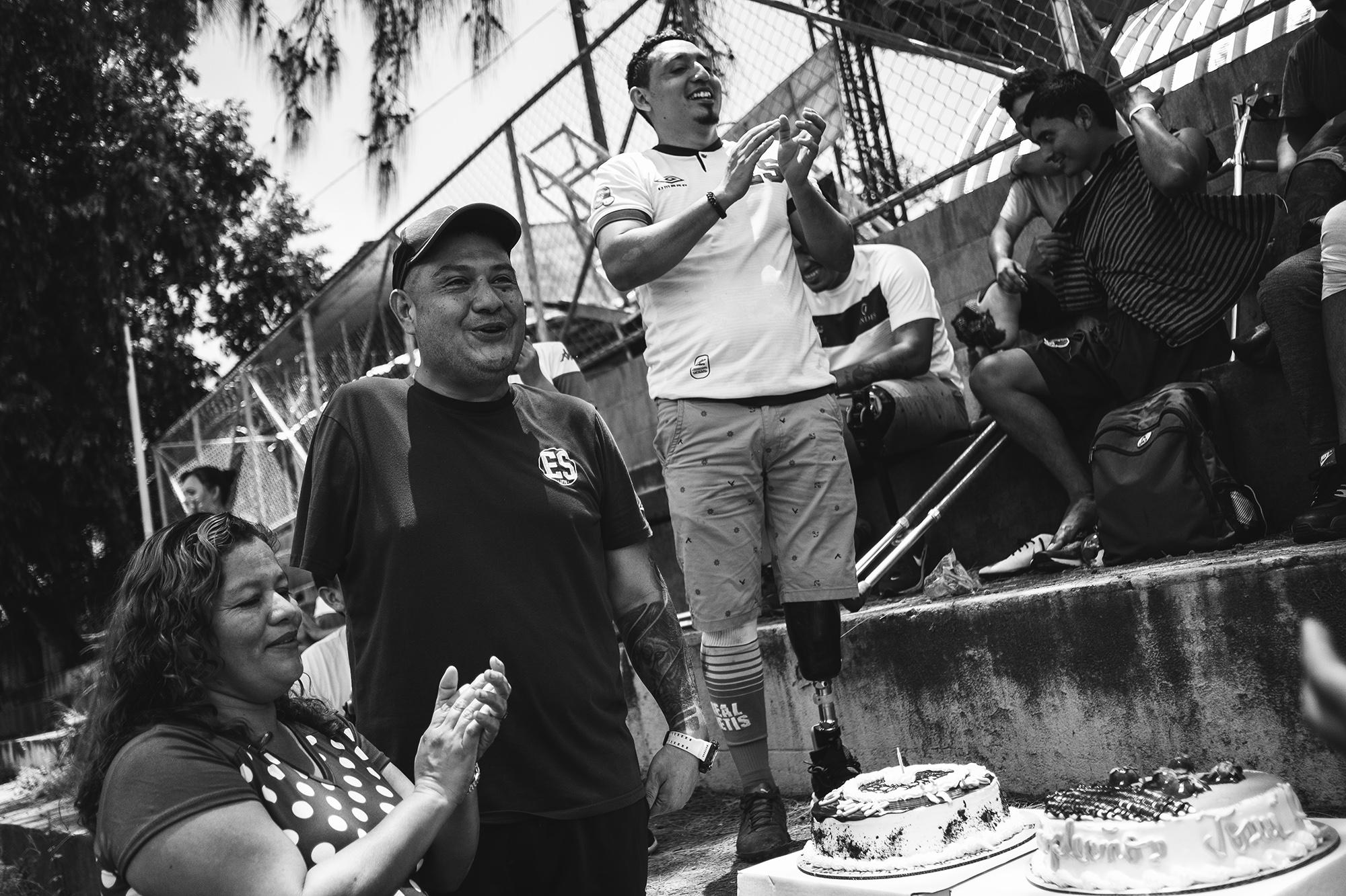 El fútbol le regresó la vida a Eduardo y a cada uno de los integrantes del equipo de amputados Peña Bética. Ahora, según comentan, son una familia y velan por la necesidad de cada uno de los deportistas. Al equipo también se han integrado los familiares de cada uno y colaboran con diversas actividades, como en la celebración de los cumpleaños. En la imagen, la celebración del de Eduardo, el 23 de mayo del 2020.