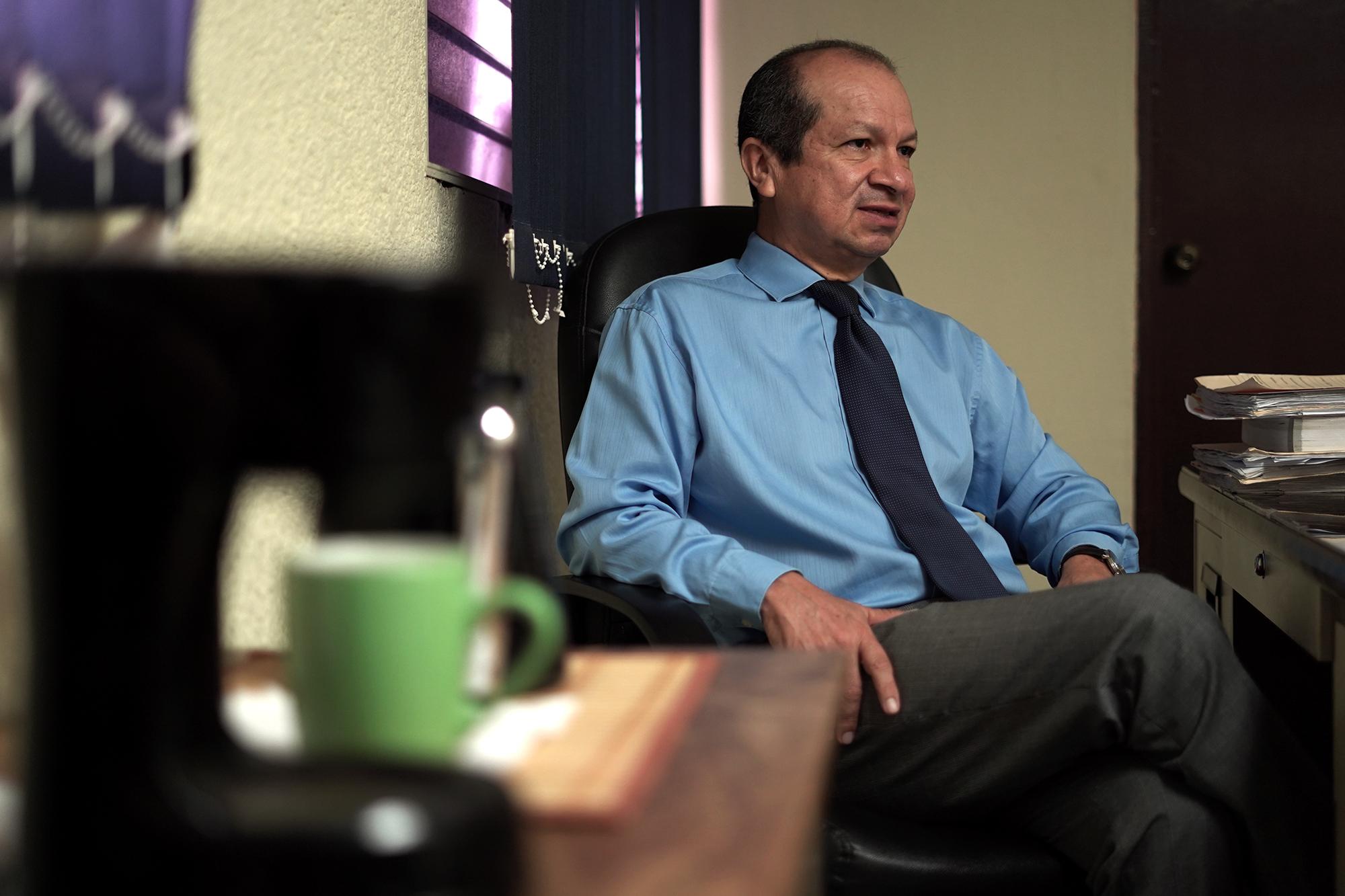 Sidney Blanco, exmagistrado de la Sala de lo Constitucional, hace una evaluación del sistema judicial durante la entrevista con El Faro. San Miguel, 16 de junio de 2021. Foto de El Faro: Víctor Peña.