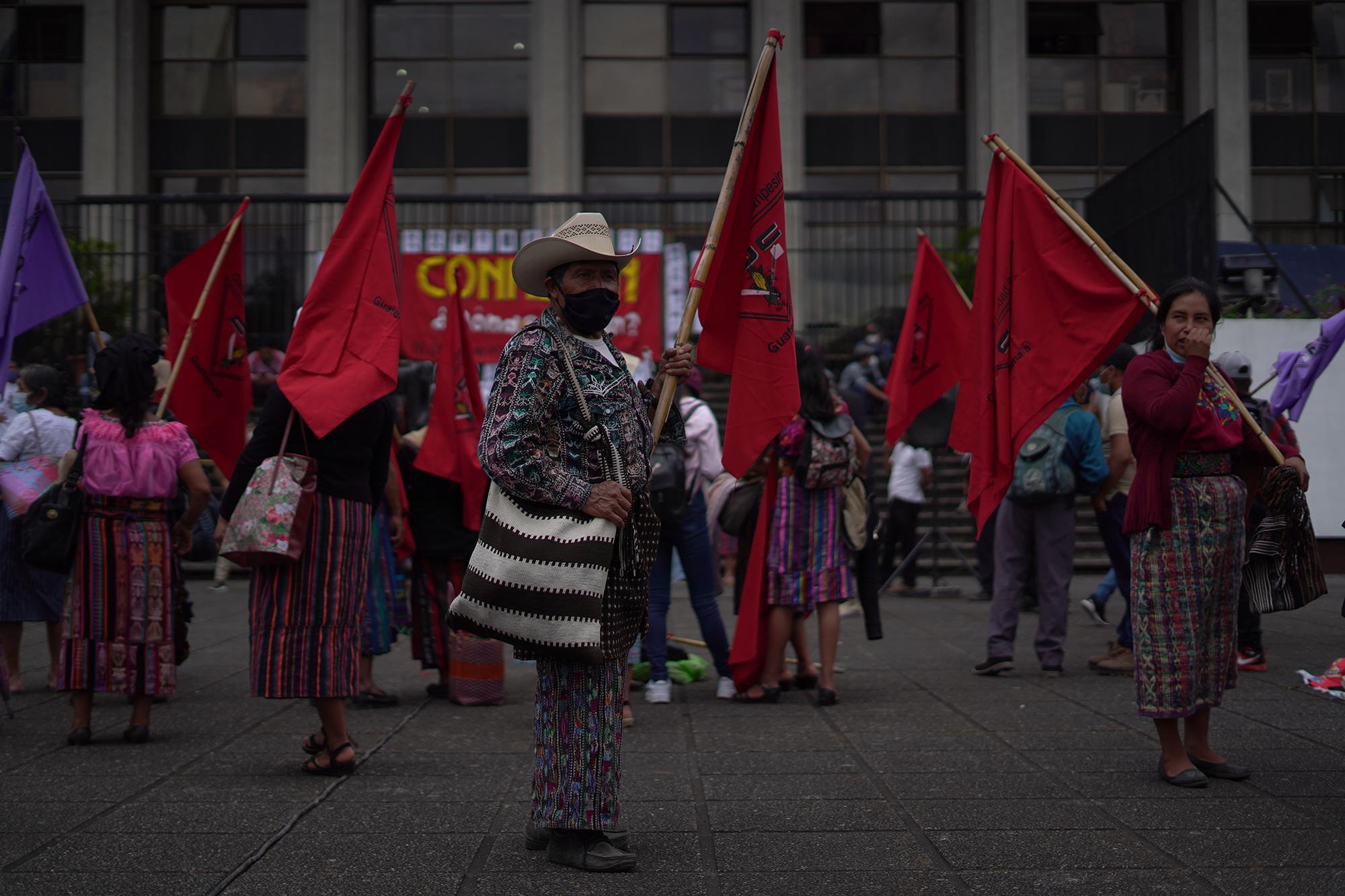 Gaspar Cojtin Tuy, de 65 años, llegó desde Sololá para manifestarse en favor del ex superintendente de Administración Financiera, Juan Fracisco Solórzano Foppa, detenido por intentar formar un partido político y supuestamente violar la ley electoral de Guatemala. Foto de El Faro: Víctor Peña. 