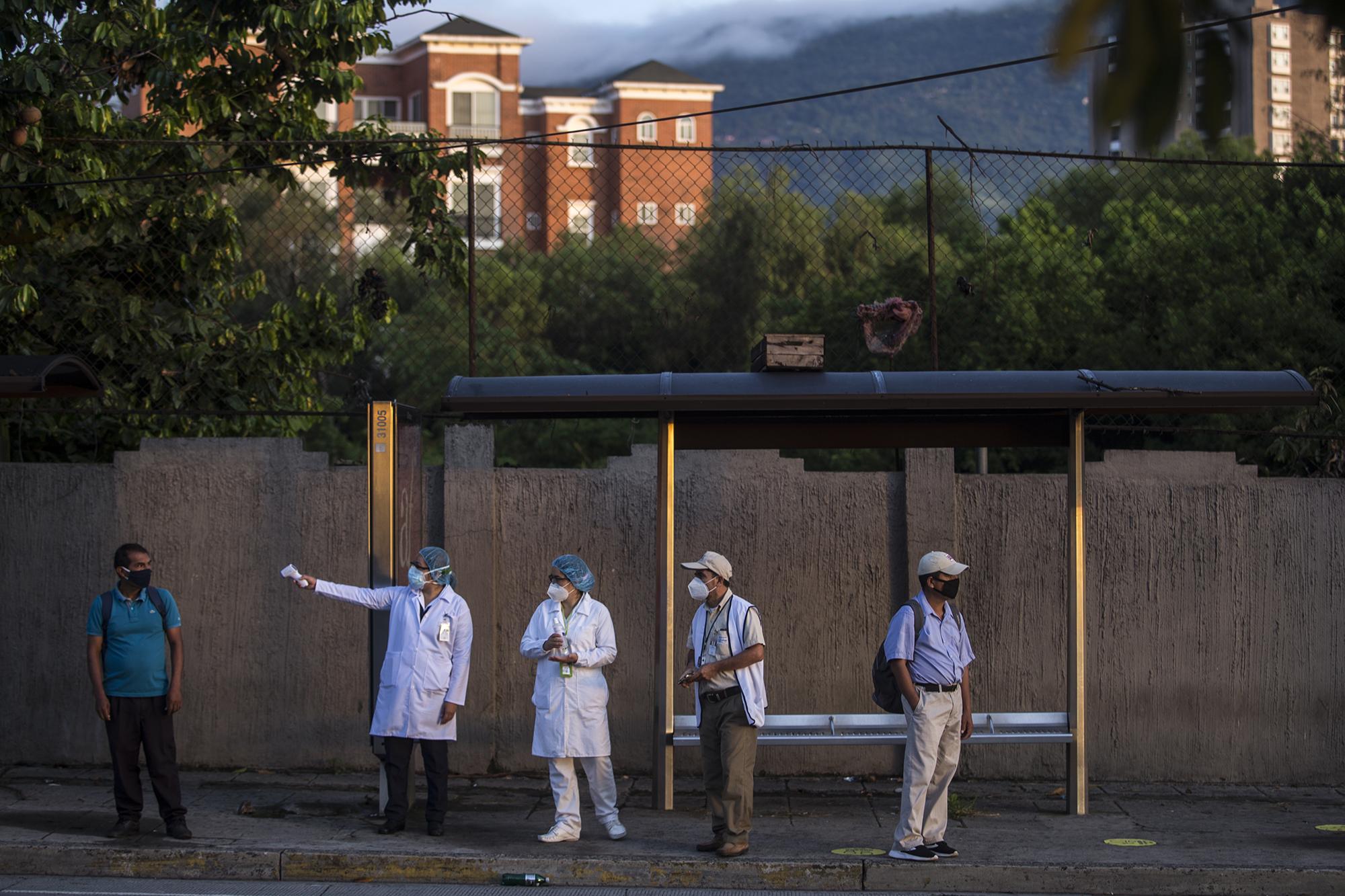 El lunes 24 de agosto de 2020, empleados del Ministerio de Salud salieron a las calles para socializar las medidas de bioseguridad en las estaciones de transporte colectivo, que ese día volvió a circular y una buena parte de la población regresó a sus labores. Foto de El Faro: Víctor Peña.