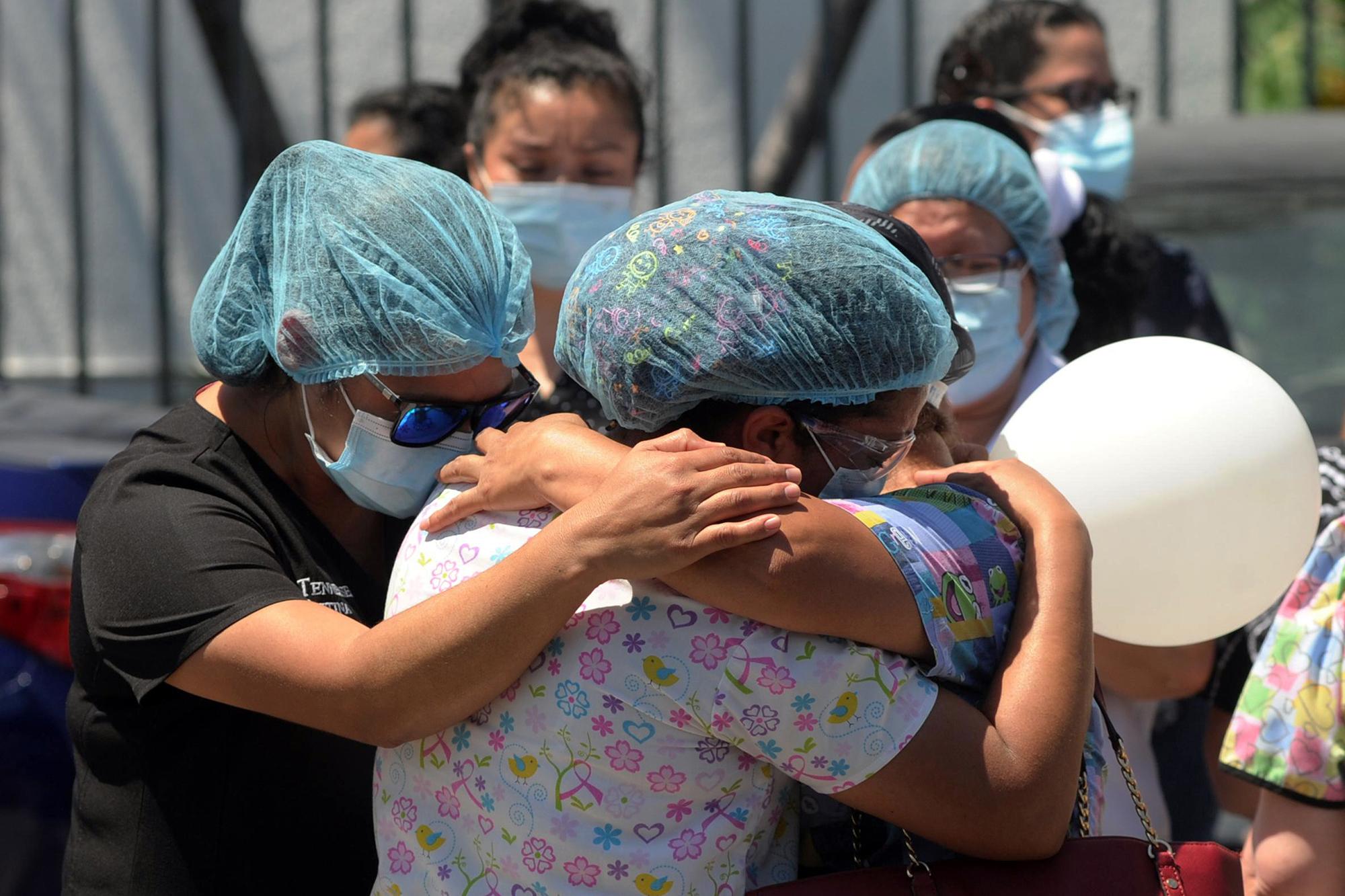 Un grupo de enfermeras del hospital Amatepec, del Instituto Salvadoreño del Seguro Social (ISSS), despidieron a Vilma Chacón, su compañera que murió por causa de la COVID-19. El personal médico le hizo los honores frente al hospital, sobre el bulevar de El Ejército, en el municipio de Soyapango. Foto: EDH/ René Quintanilla