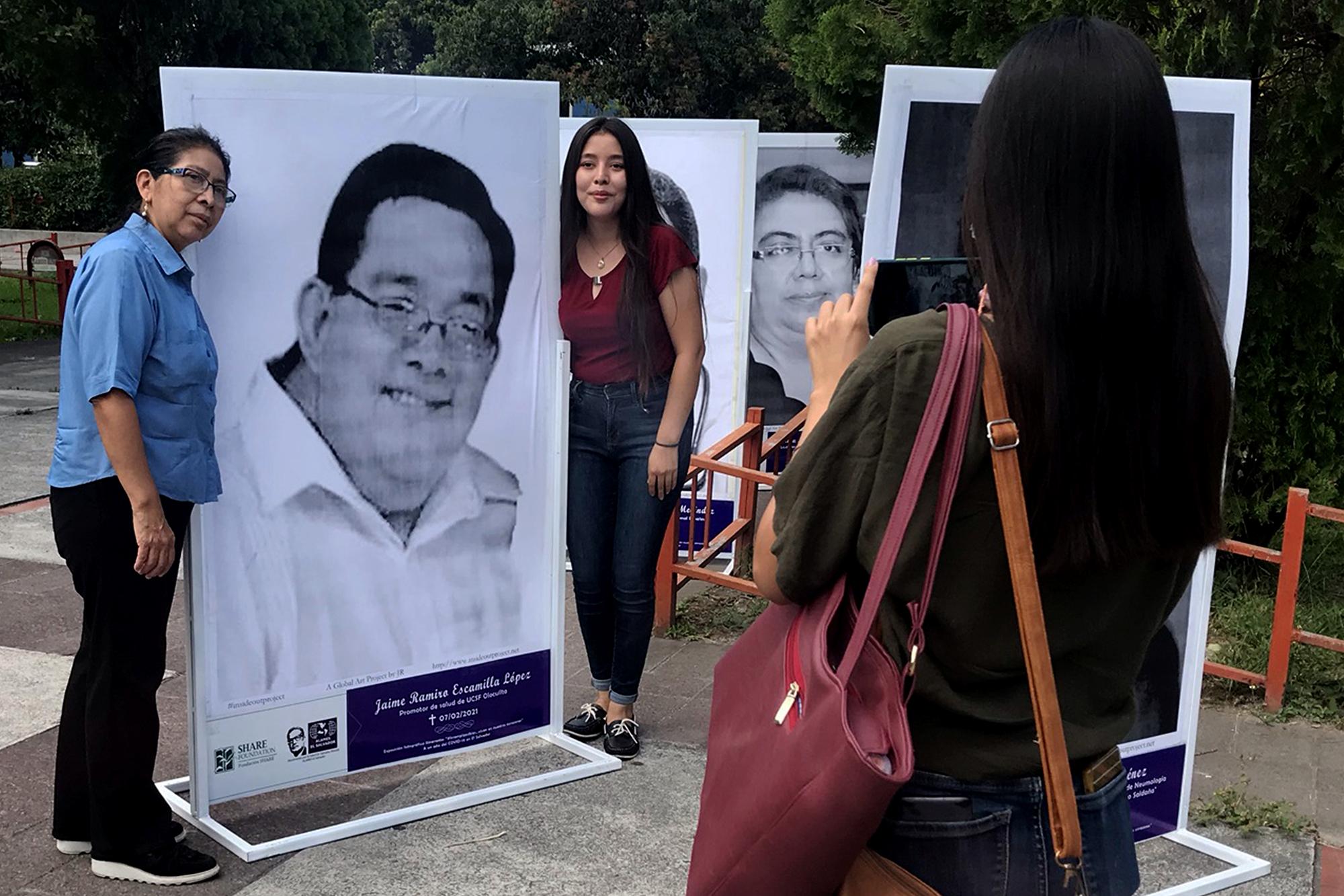 Rosario Sánchez se toma una foto con el retrato de su esposo Jaime Escamilla, un promotor de salud de Olocuilta (La Paz), quien falleció de covid el 7 de febrero de 2021. La acompañan sus hijas Gabriela y Jacir Escamilla. Jaime, de 57 años, mostró síntomas el 27 de enero, y fue llevado a un hospital, donde falleció. 