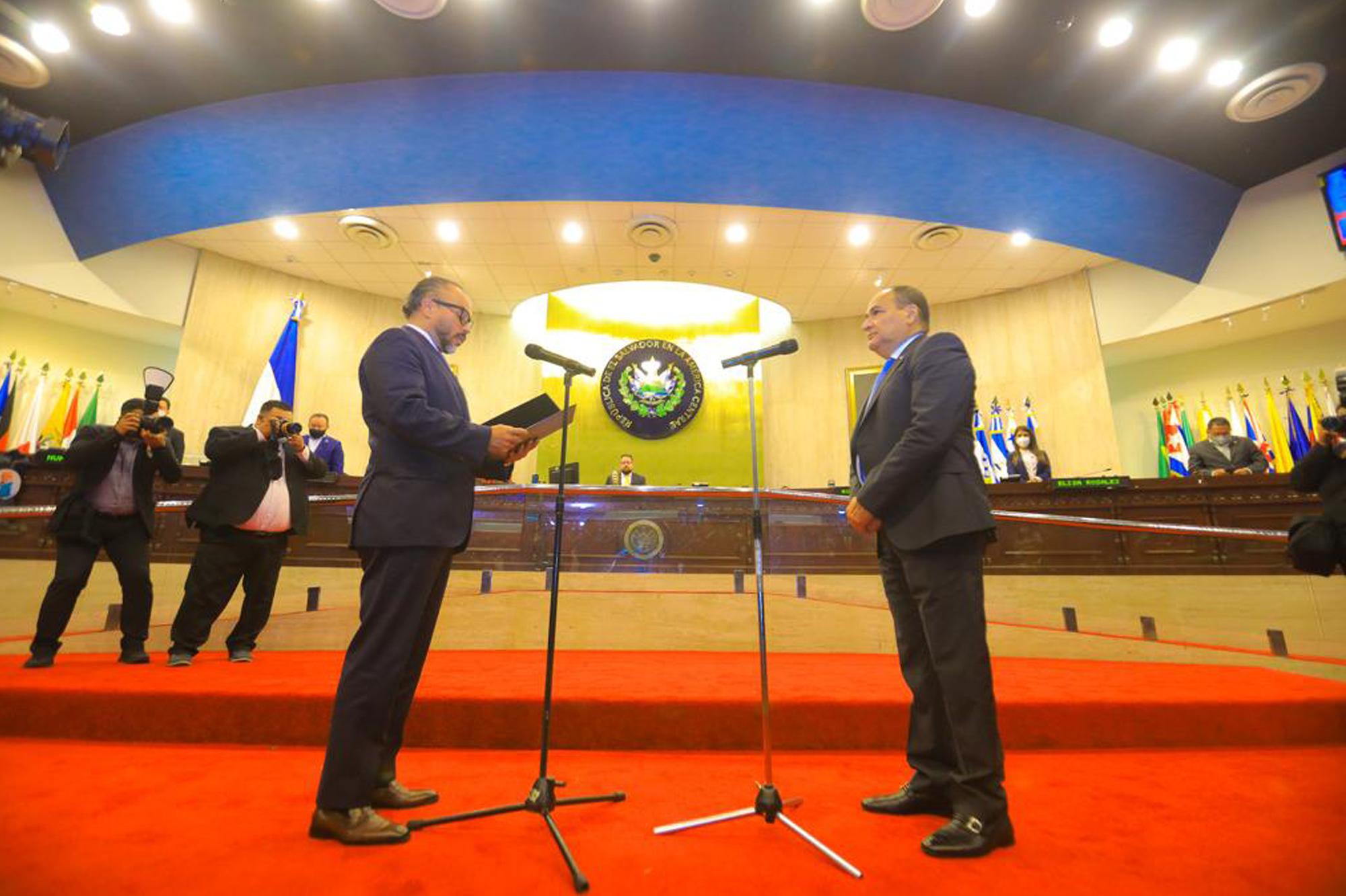 Presidente de la Asamblea Legislativa, Ernesto Castro, juramenta a Óscar López Jerez (derecha) como presidente de la CSJ el 1 de mayo de 2021. López Jerez preside la Sala de lo Constitucional que avaló la reelección presidencial. Foto: Asamblea Legislativa