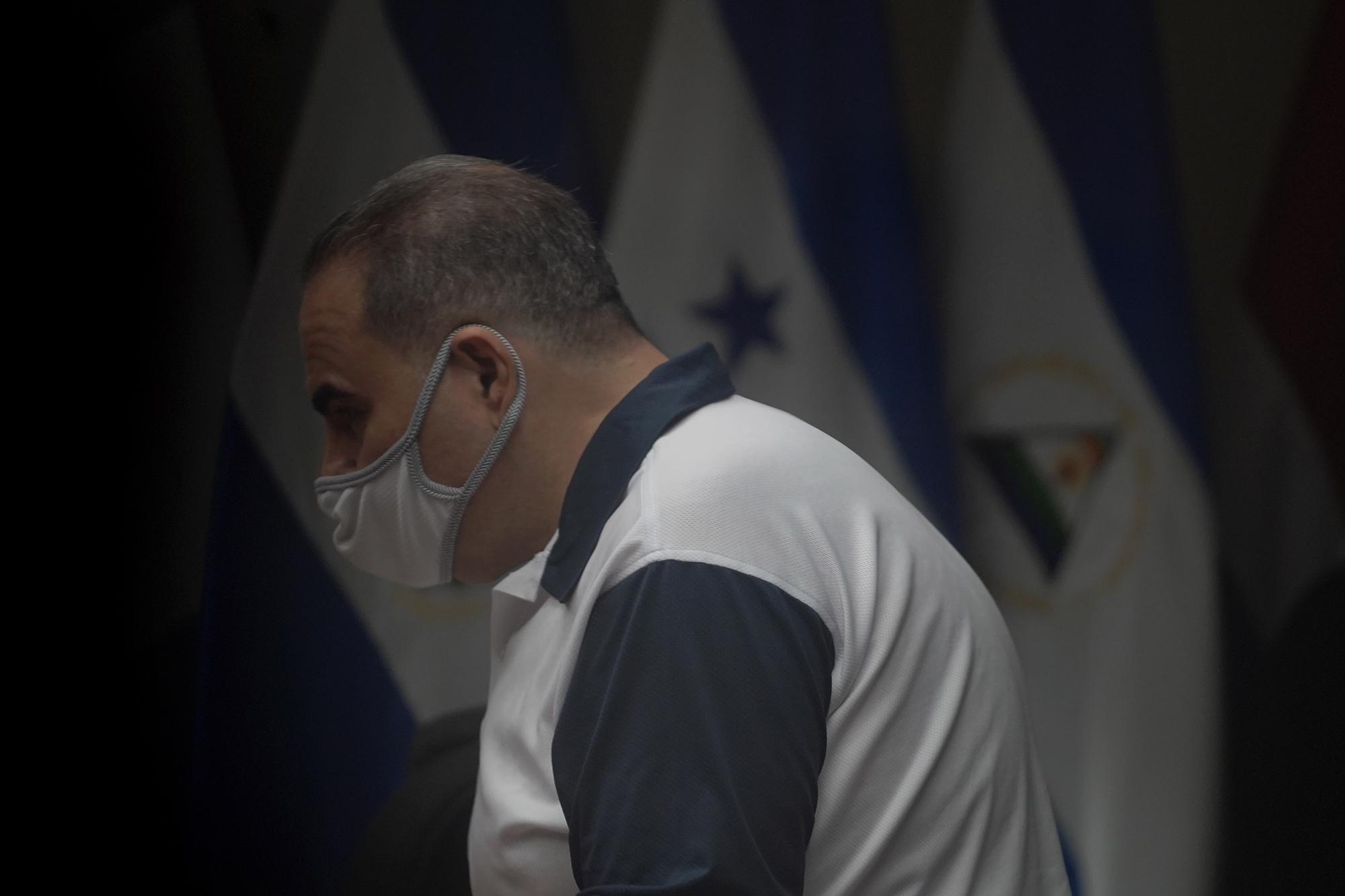El expresidente Elías Antonio Saca se retira tras su comparecencia en la Asamblea Legislativa, el miércoles 21 de julio, ante la comisión que investiga el pago de sobresueldos en los gobiernos del FMLN y Arena. Foto de El Faro: Víctor Peña. 