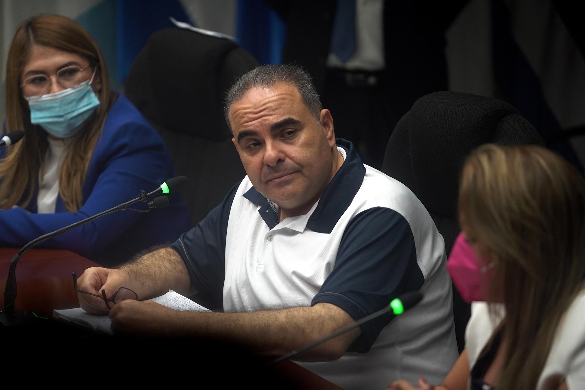 El expresidente Elías Antonio Saca durante su comparecencia en la Asamblea Legislativa, el miércoles 21 de julio, ante la comisión que investiga el pago de sobresueldos en los gobiernos del FMLN y Arena. Foto de El Faro: Víctor Peña. 