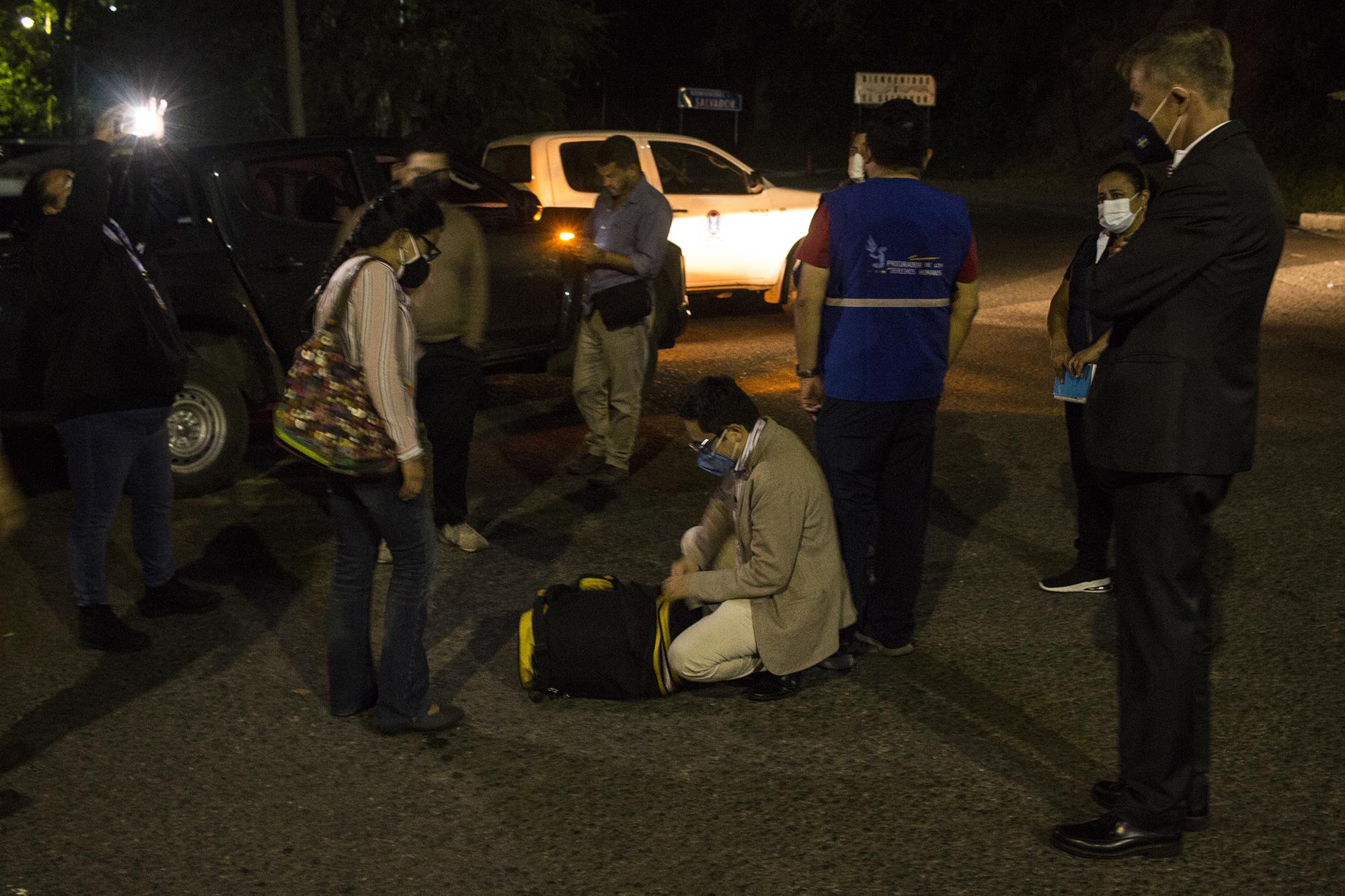 Juan Francisco Sandoval abandonó Guatemala e ingresó a El Salvador la media noche del viernes 23 de julio de 2021, unas horas después de haber sido separado de la Fiscalía Especial Contra la Impunidad (FECI). Sandoval ingresó por la aduana Las Chinamas, en Ahuachapán, y fue acompañado por el embajador de Suecia en Guatemala, Hans Magnusson y el procurador de derechos humanos, Jordán Rodas. Foto de El Faro: Víctor Peña. 