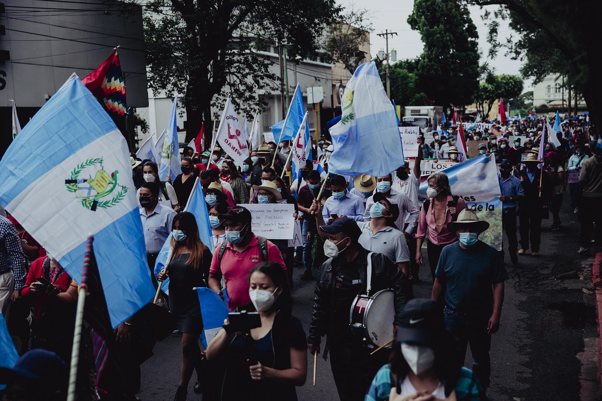 Miles de personas divididas en grupos marcharon en diversos puntos de la Ciudad de Guatemala, mientras un grupo protestaba frente a Casa Presidencial otro lo hacía frente al Palacio Nacional y un grupo más grande se manifestaba frente al Ministerio Público, todo bajo la misma consigna, la que busca la renuncia de la fiscal Consuelo Porras y el presidente Alejandro Giammattei.