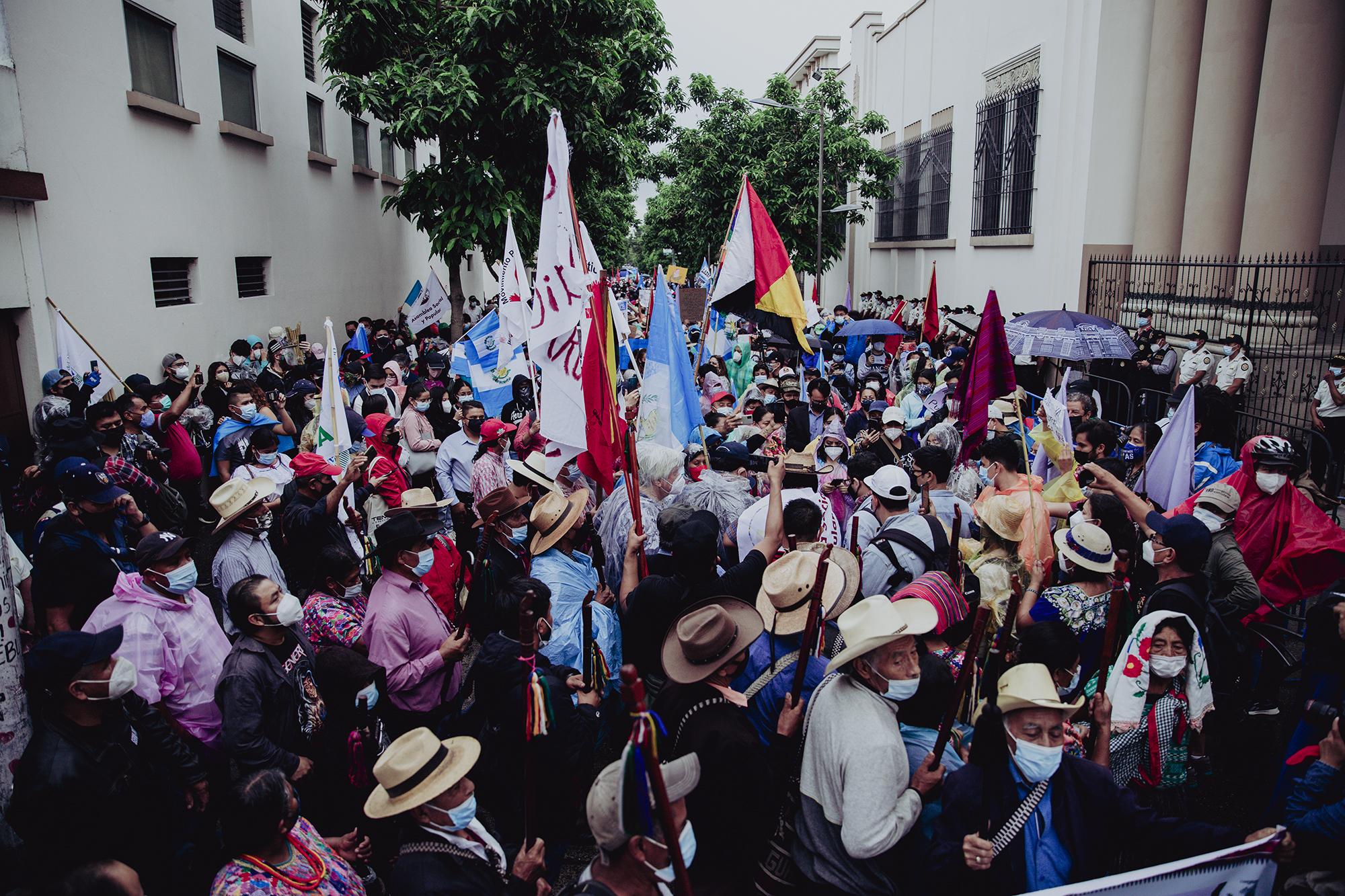 Durante el recorrido por la ciudad la manifestación se detuvo en Casa Presidencial en donde con todo tipo de consignas exigieron la renuncia del presidente Alejandro Giammattei. Foto de El Faro: Carlos Barrera