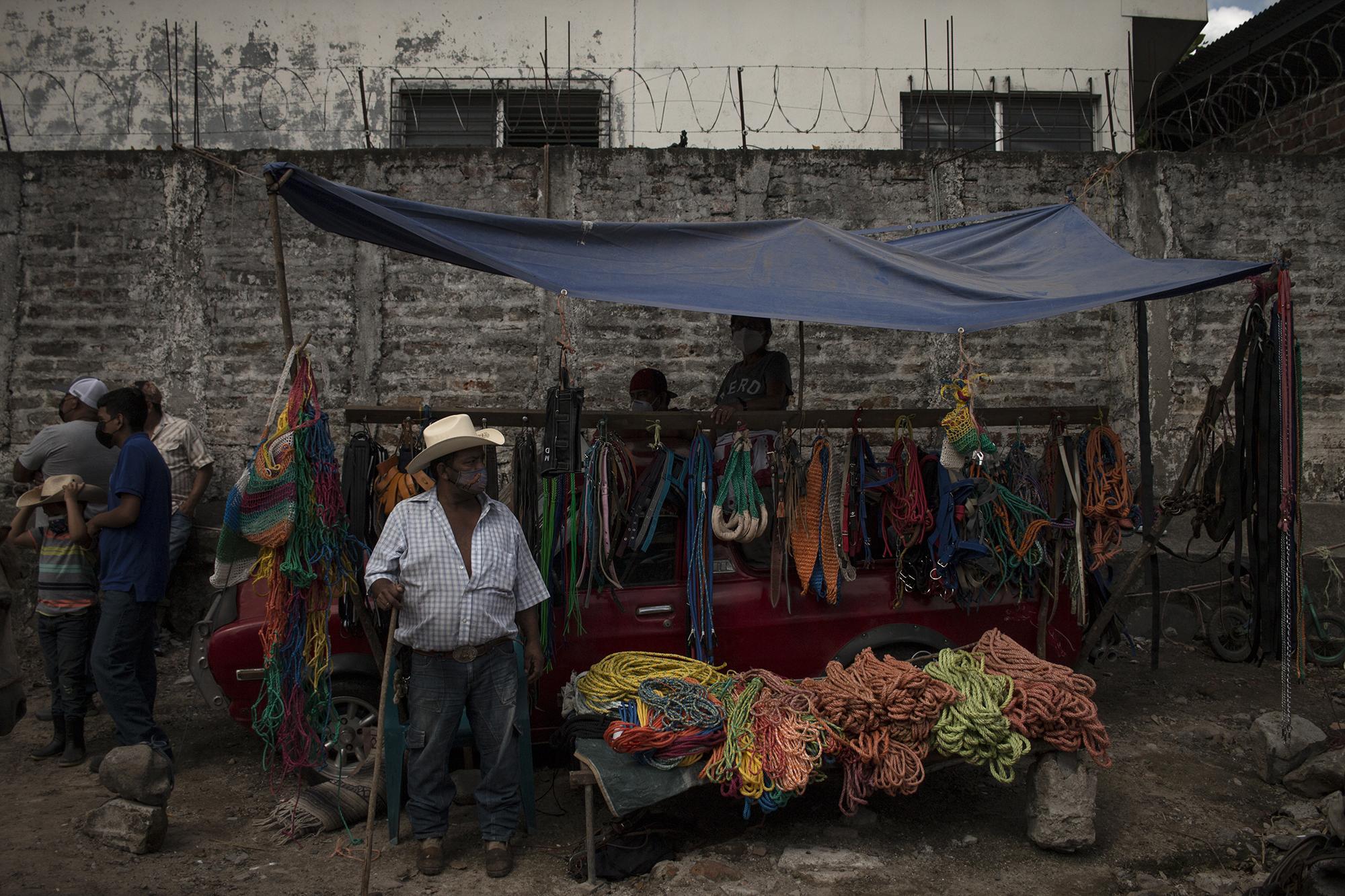 The weekly gathering of farmers, campesinos, vendors, and ranchers also benefits those searching for income. In the middle of this crowd, a merchant has set up his stall for rope, machetes, knit bags, boots, and hats, all small tools, but of great use in the daily activities for agriculture and livestock farming.