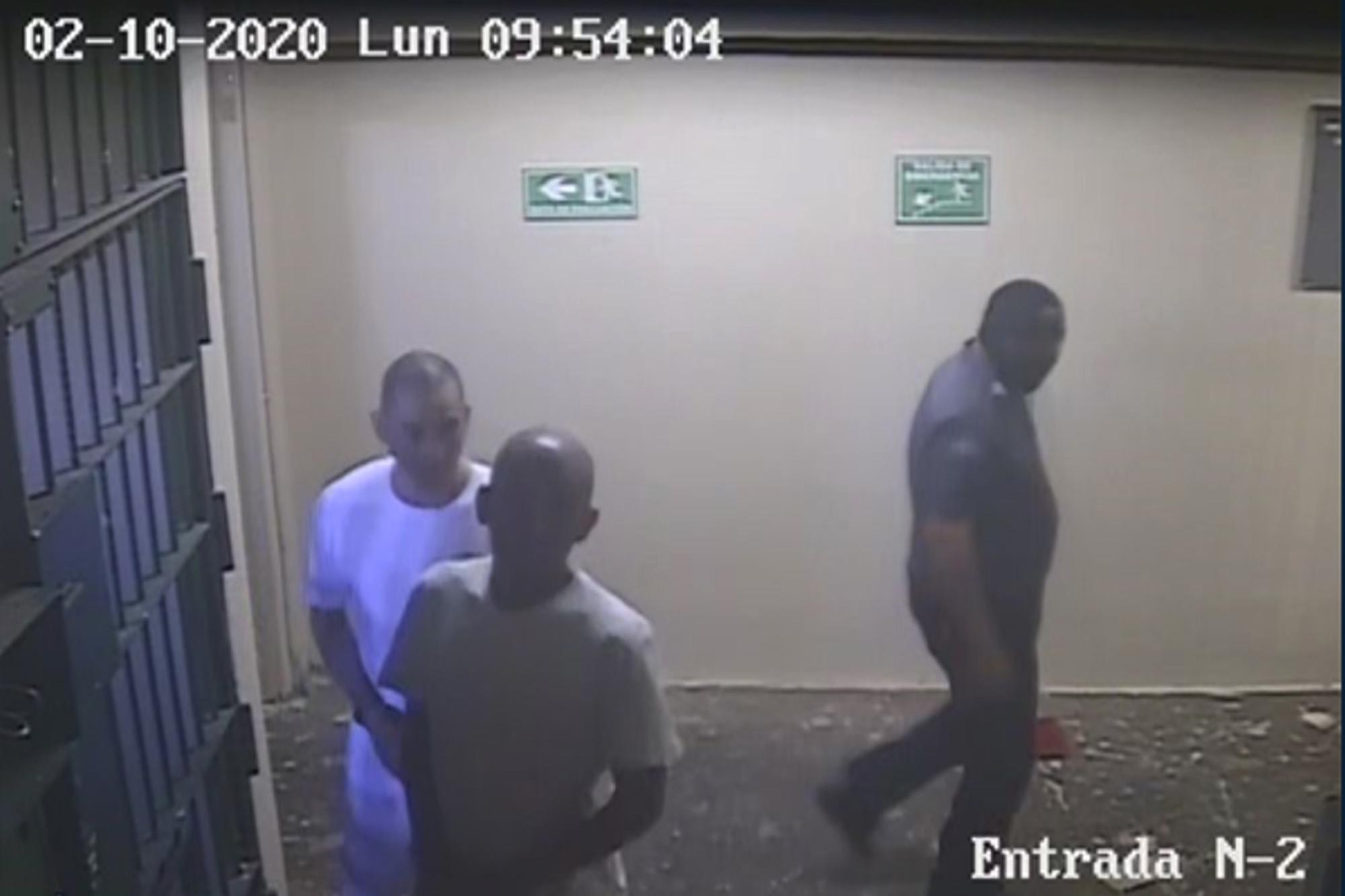 From left to right, in Zacatecoluca Prison: Edwin Ernesto Cedillos Rodríguez (also known as Renuente) and Borromeo Enrique Henríquez (Diablo of Hollywood), two of the most senior leaders of MS-13. U.S. prosecutors in the Southern District of New York requested the extradition of Diablo de Hollywood in January 2021, though the process has stalled in El Salvador's Supreme Court.