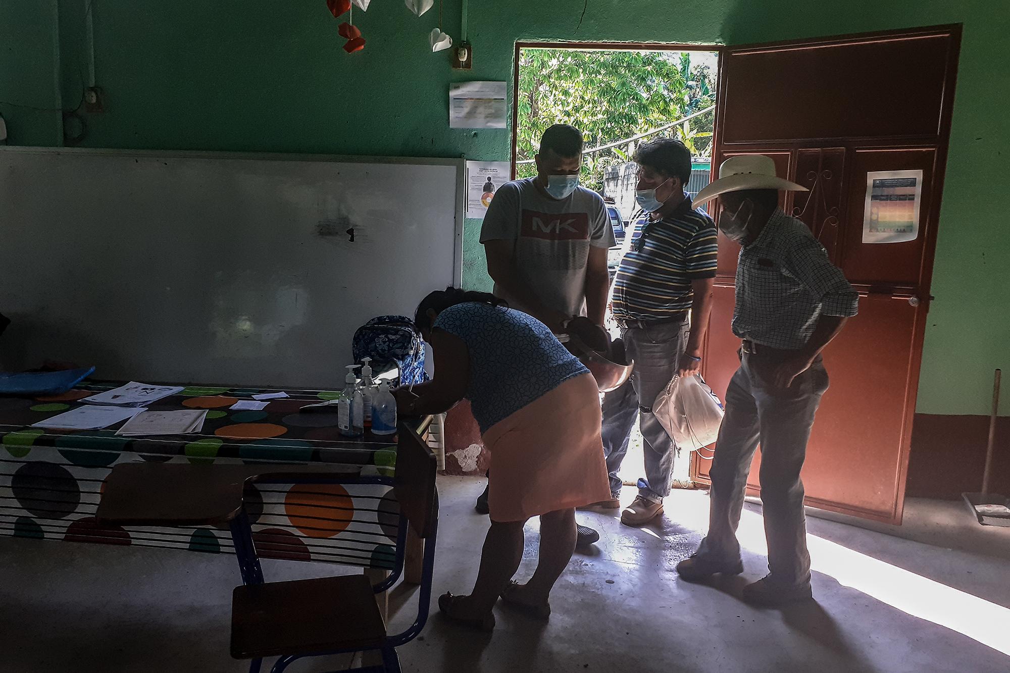 Todos los jueves, en la escuela de Las Peñas, Esquipulas, en Chiquimula, Guatemala (frontera con El Salvador y Honduras), los padres de los alumnos de párvulos hasta primero básico reciben material de estudio impreso para la educación a distancia de sus hijos. Menos estudiantes migran en estos grados porque la cobertura de primaria es mayor que de secundaria. Foto de El Faro: Cortesía