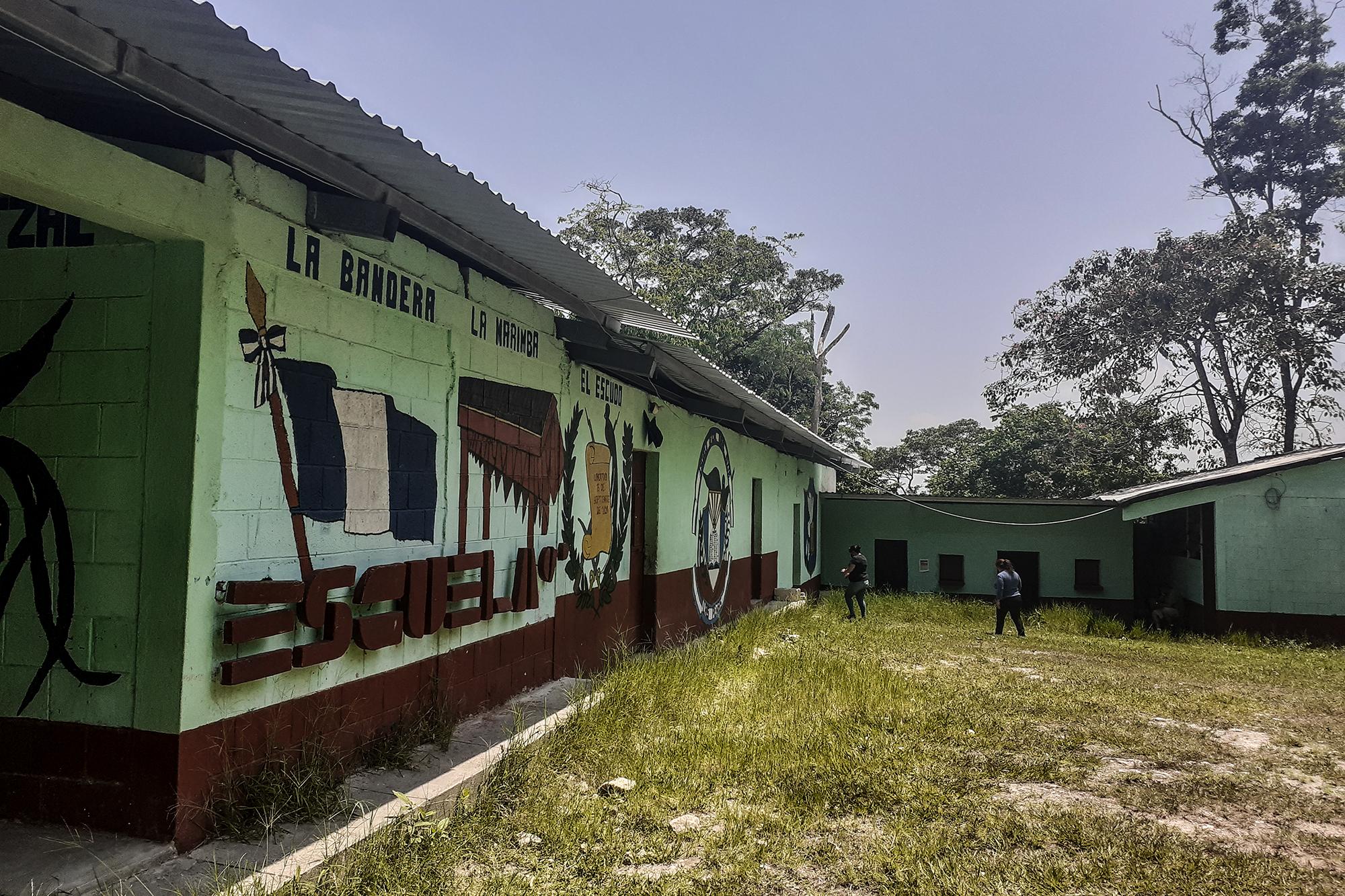 La escuela en Las Peñas. Es común la migración de los estudiantes después de tercero básico, el último grado que ofrece la escuela. Además, no hay más fuentes de empleo que trabajos de campo en esta aldea de Chiquimula que colinda con Honduras. El uso de computadoras donadas les ha ayudado a retener a más estudiantes, al menos hasta tercero básico. Foto de El Faro: cortesía