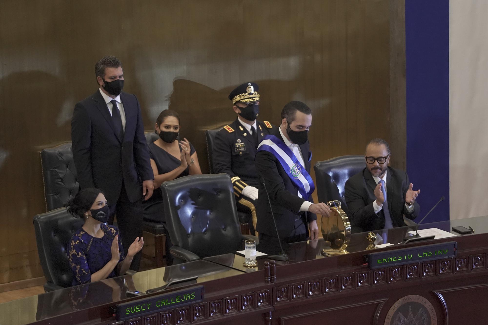 President Nayib Bukele, at the request of the president of the Legislative Assembly, rings the gong to begin an “extraordinary plenary session on accountability” during his second year in office. Photo by Víctor Peña / El Faro.