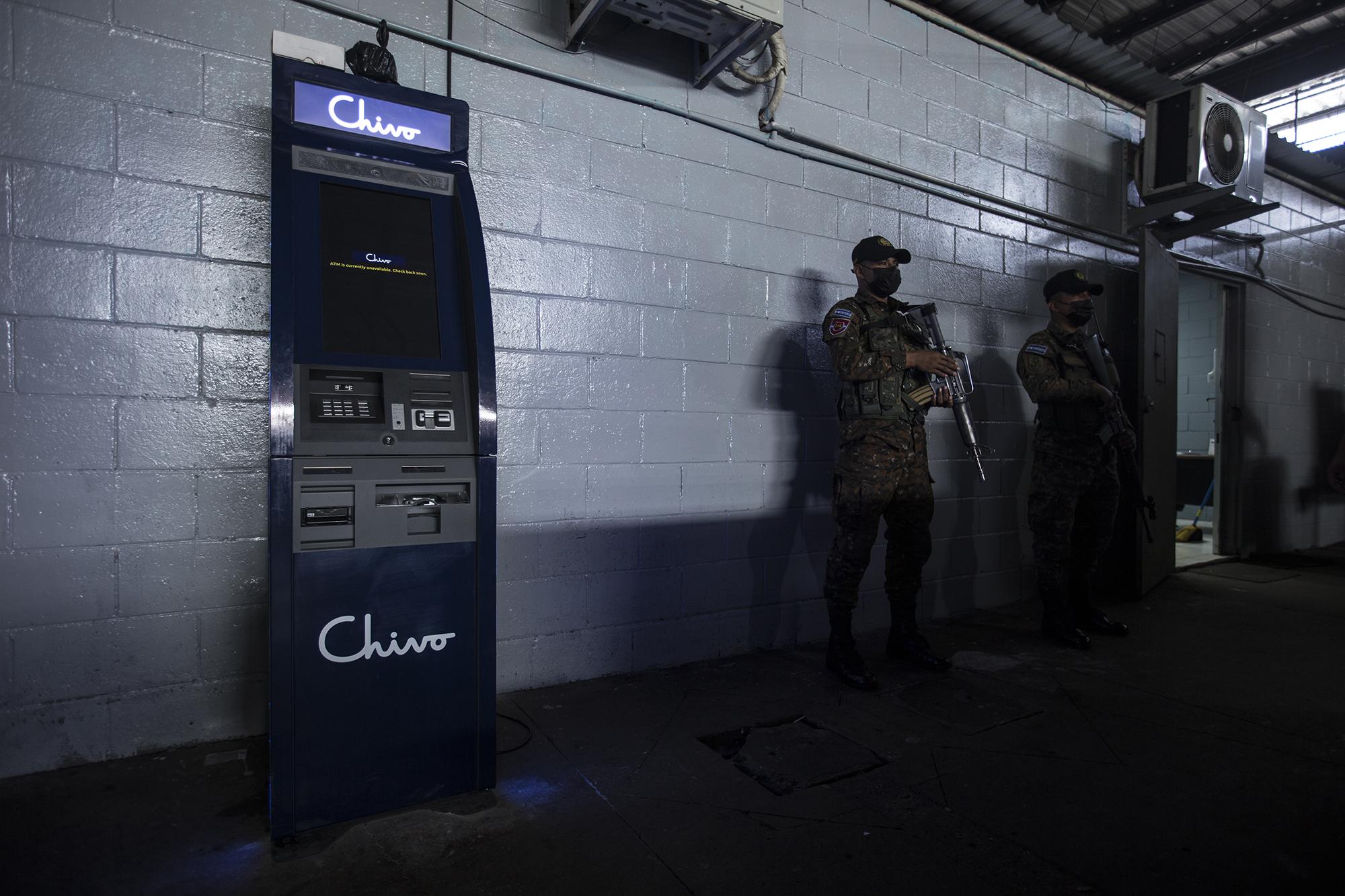 Militares y policiías custodian un cajero de la marca 