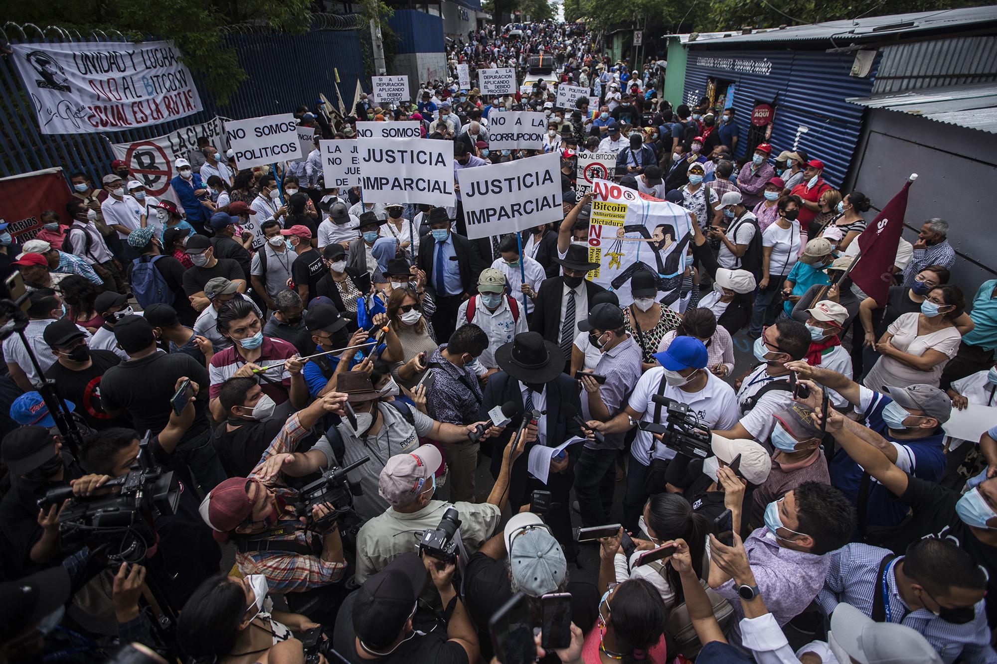 Jueces, organizaciones pro derechos humanos, opositores políticos, sociedad civil y población LGBTIQ, caminaron por más de tres horas desde la Plaza El Salvador del Mundo hasta el portón principal de la Asamblea Legislativa. Más de 1,000 personas se congregaron para protagonizar una de las protestas más grandes contra la gestión Bukele, que los esperó con una barricada y más de 20 policías de la Unidad Anti Motines (UMO).